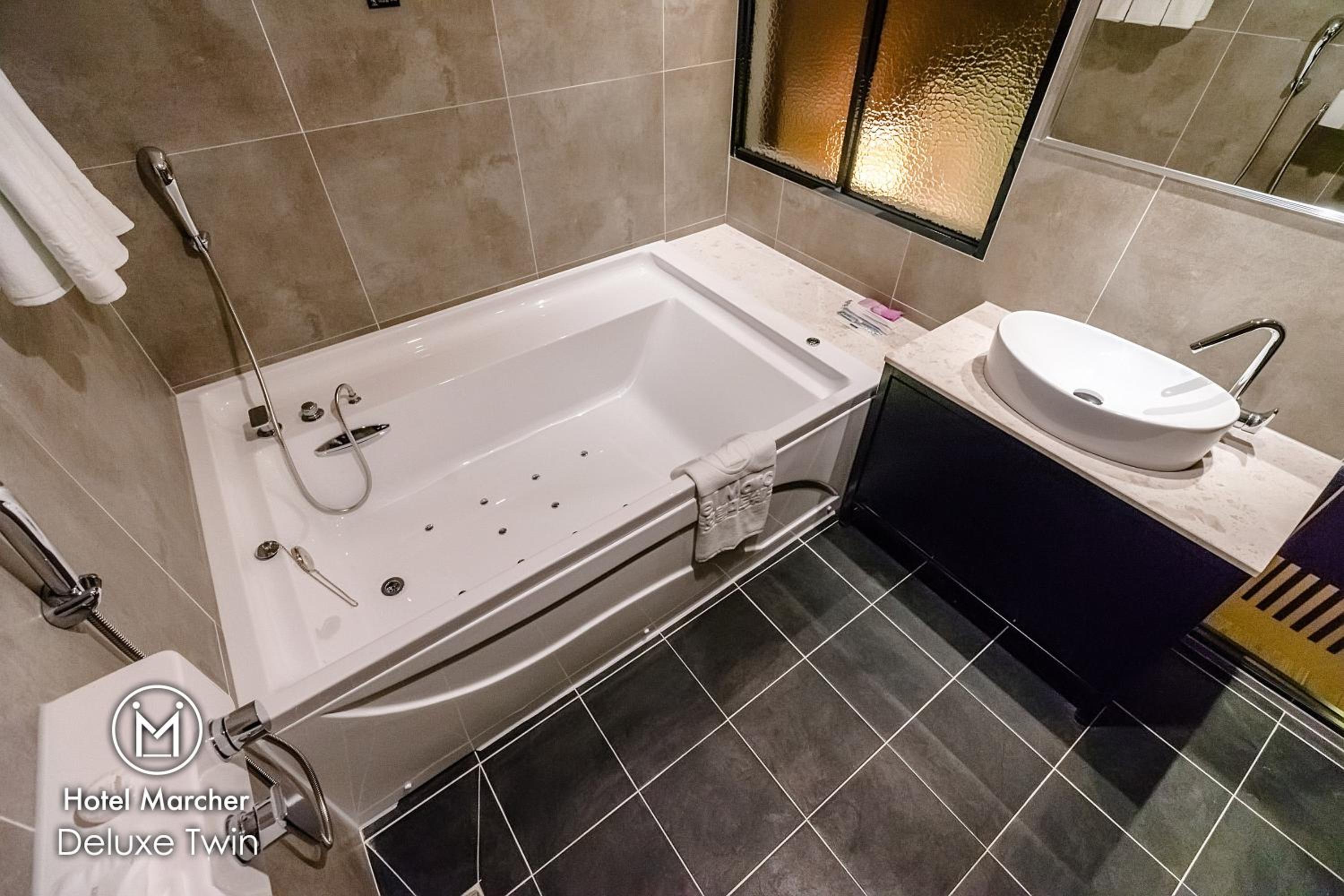 Deluxe Twin Room with Bath photo 2
