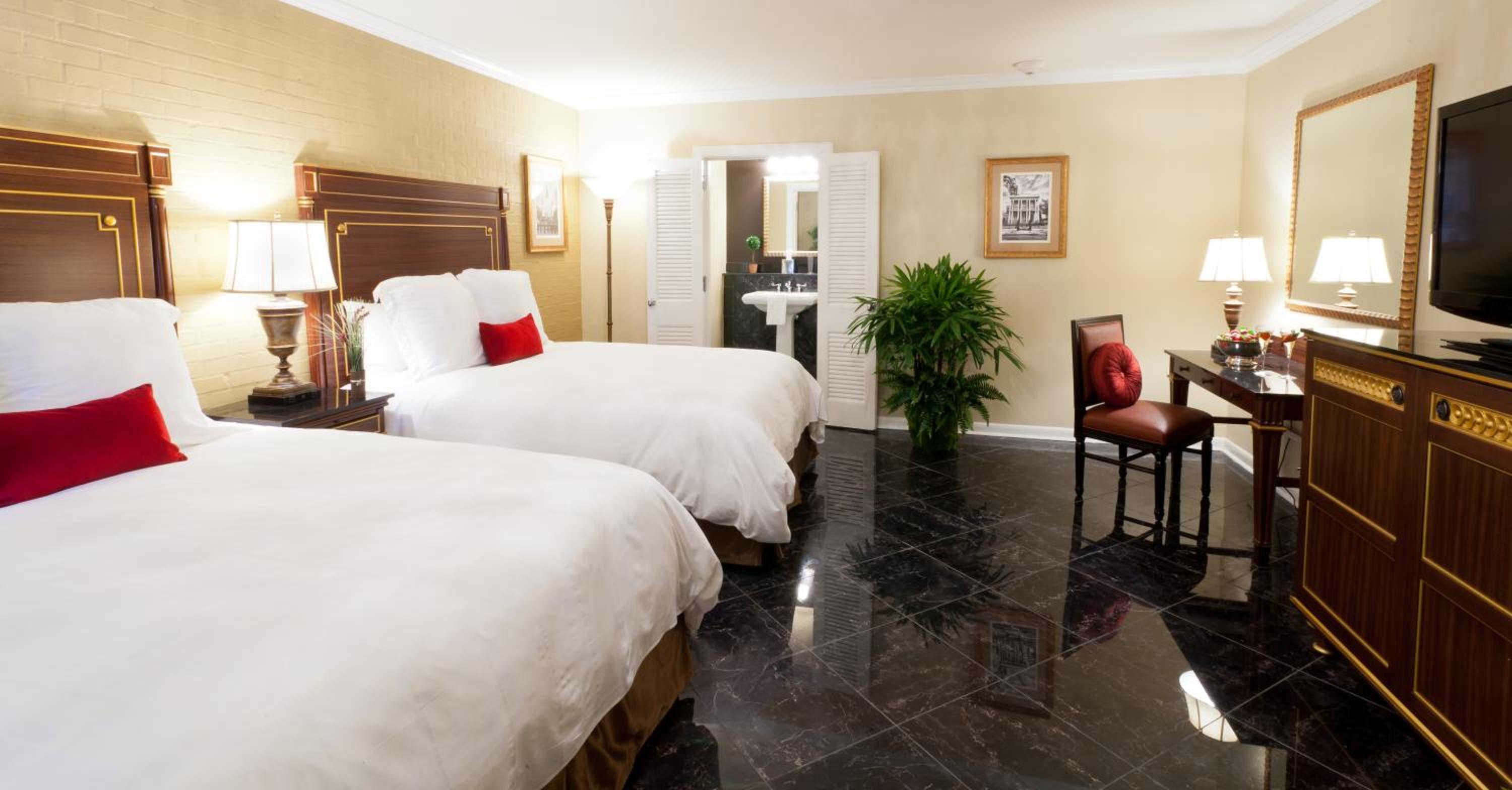 Superior Queen Room with Two Queen Beds - Photo 3