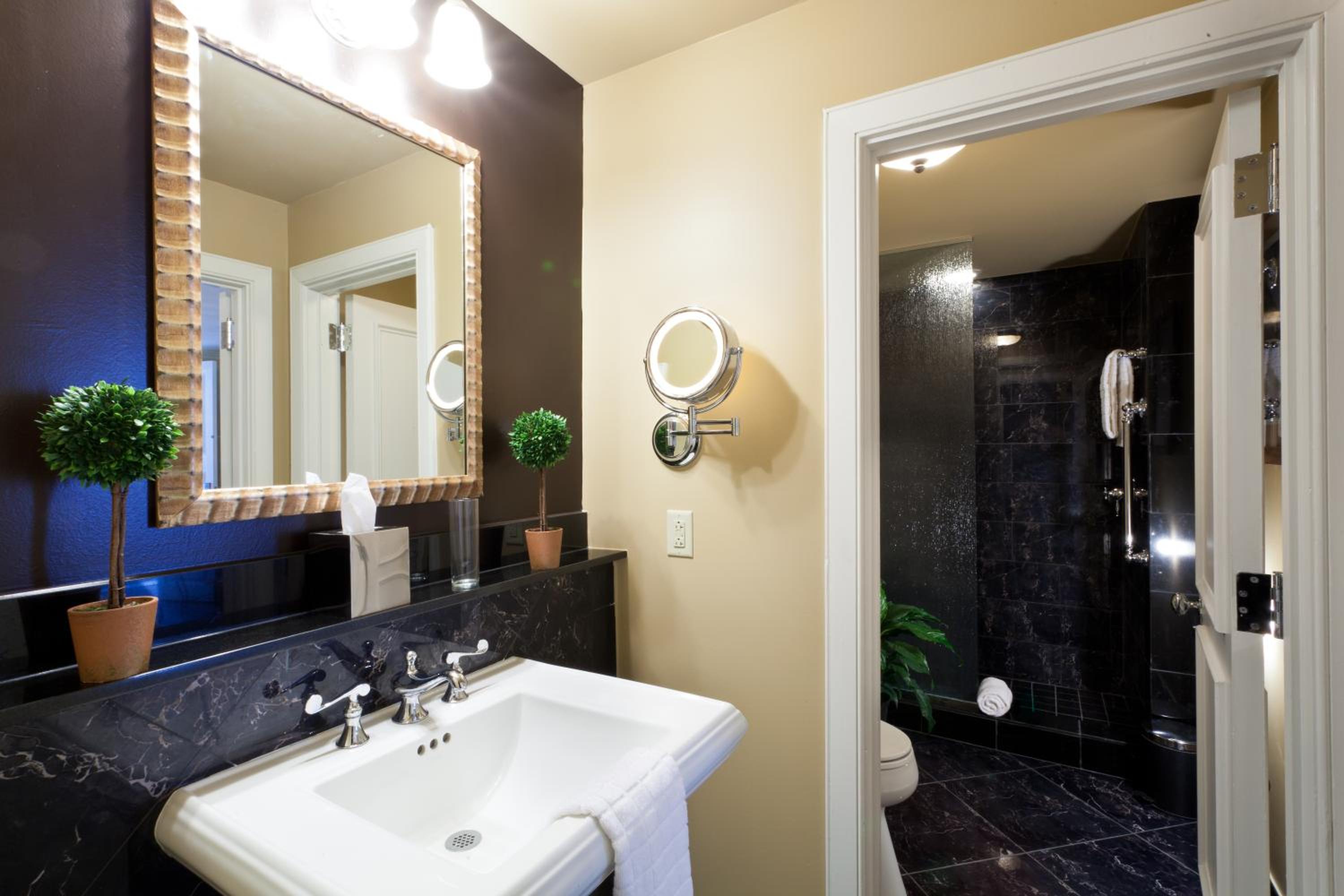 Superior Queen Room with Two Queen Beds - Photo 4