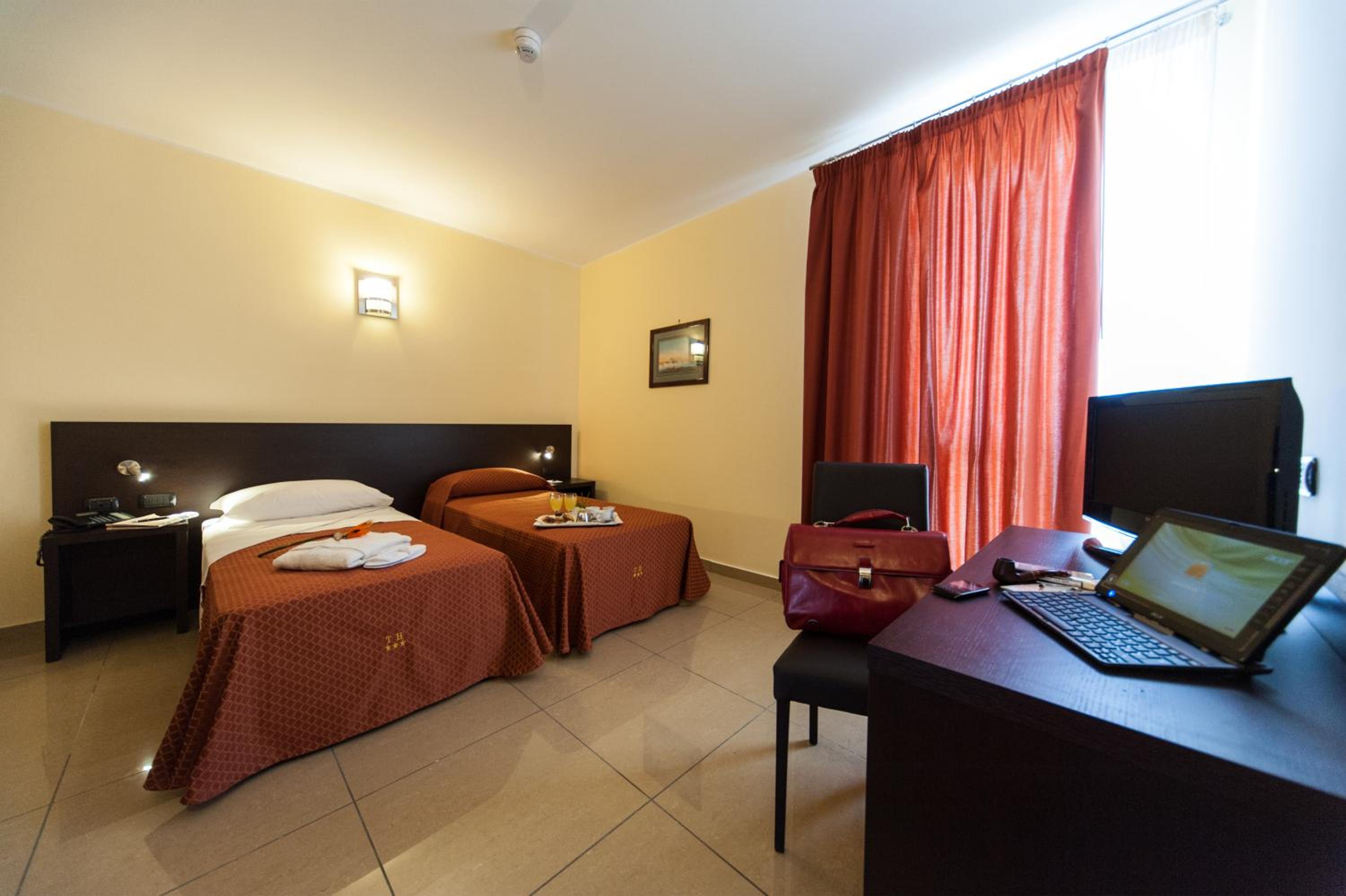 Twin Room - Photo 9