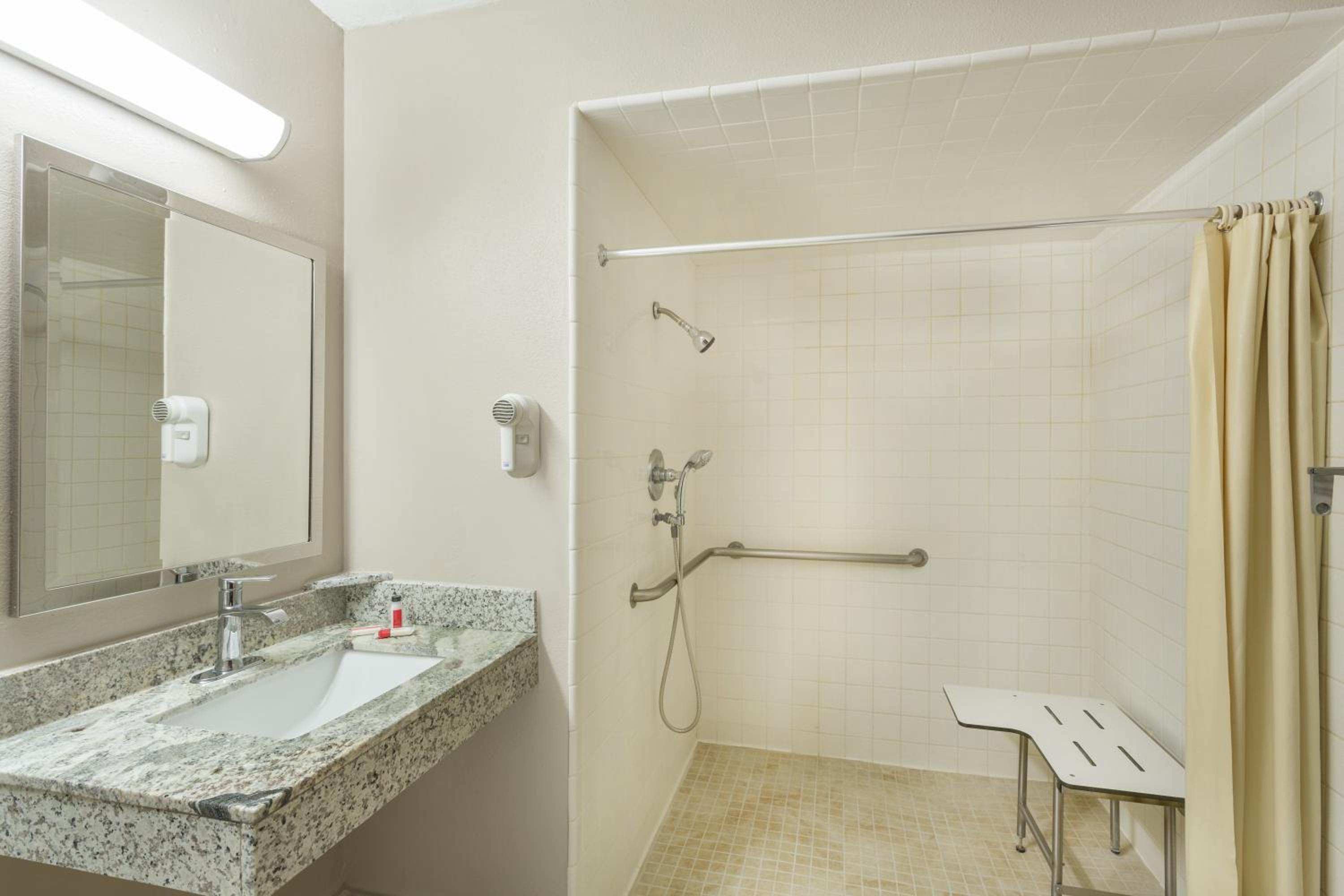 Queen Room with Mobility/Hearing Access - Non-Smoking - Photo 3
