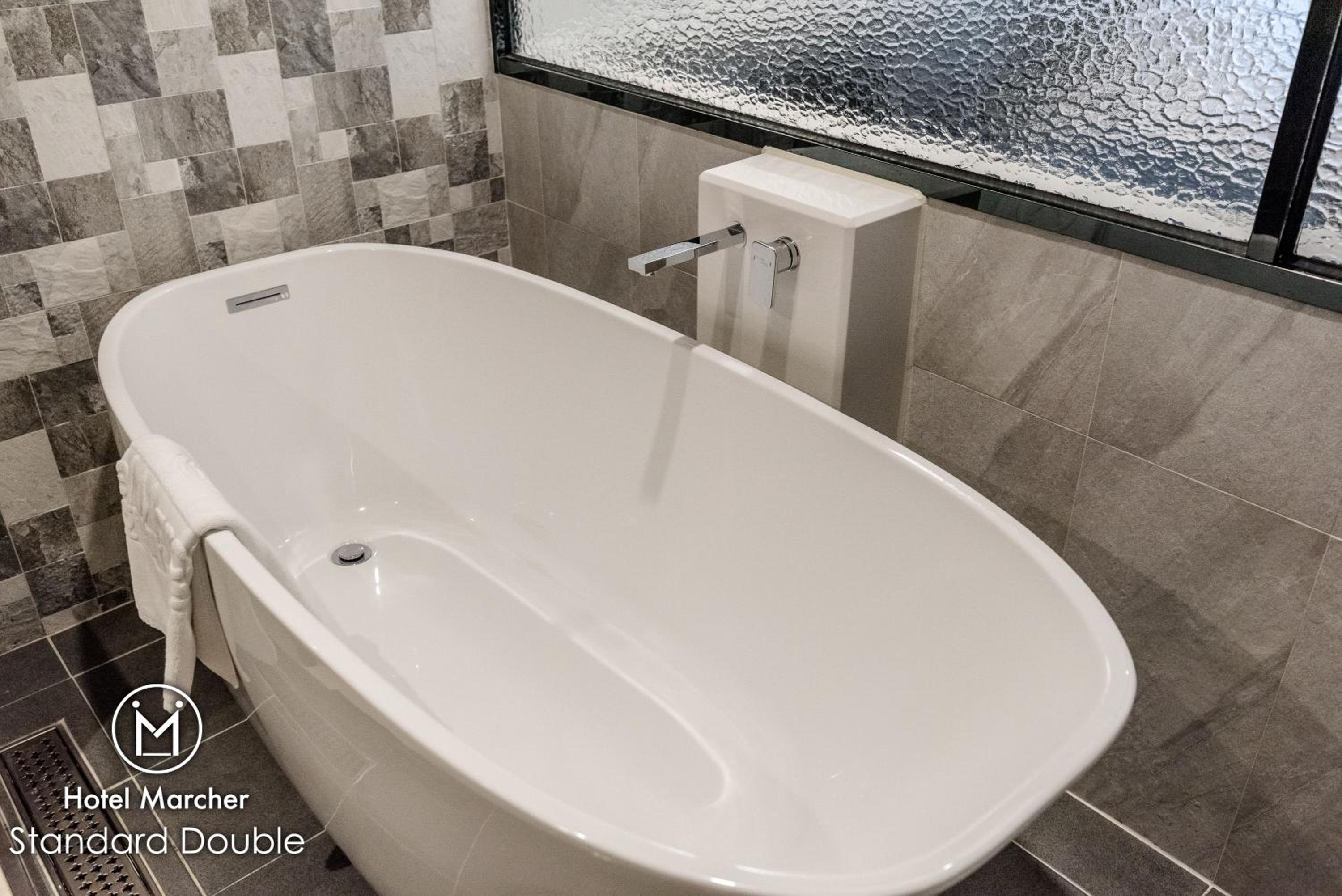No Parking - Deluxe Double Room with Bath photo 2