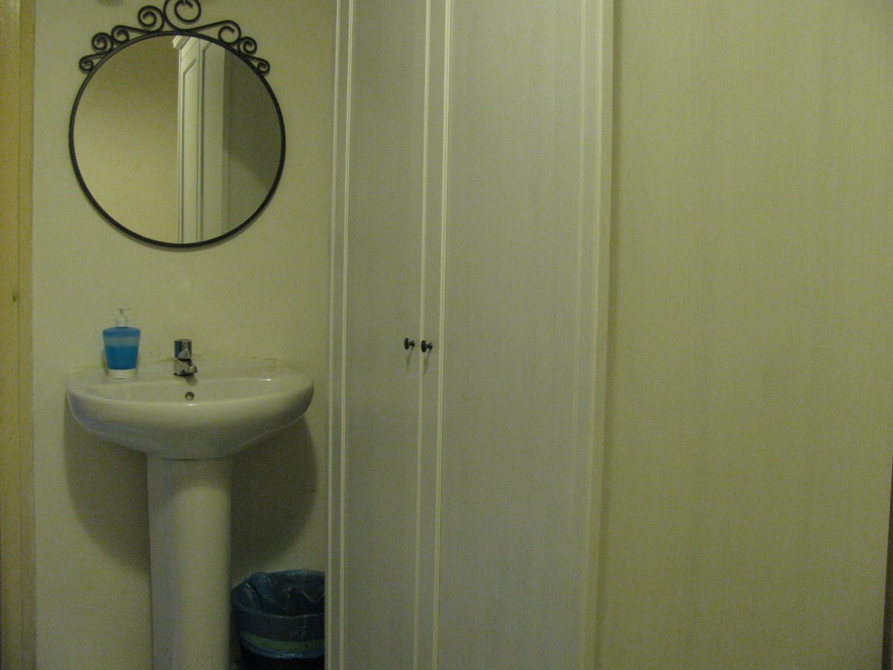 Single Room with Shared Bathroom photo 2