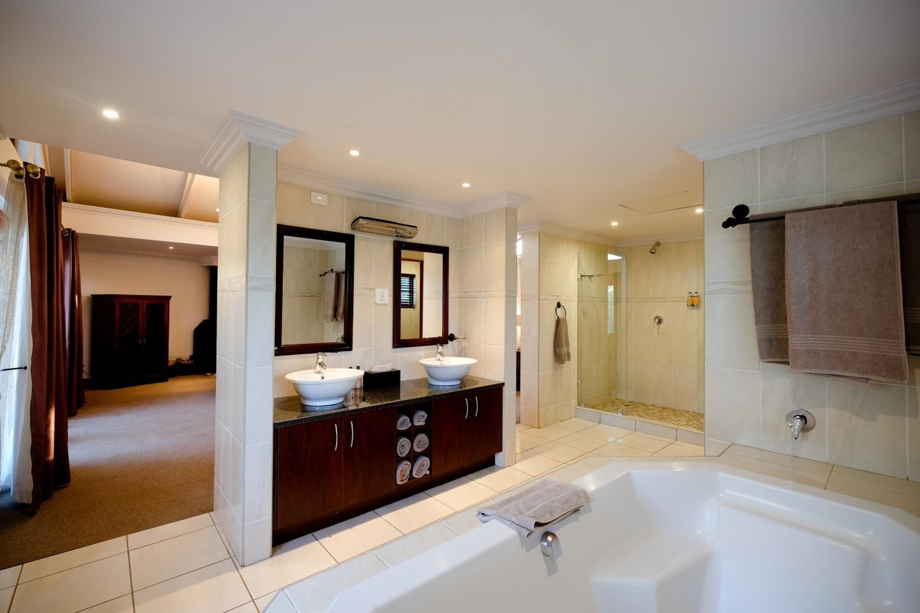 Deluxe King Room photo 2