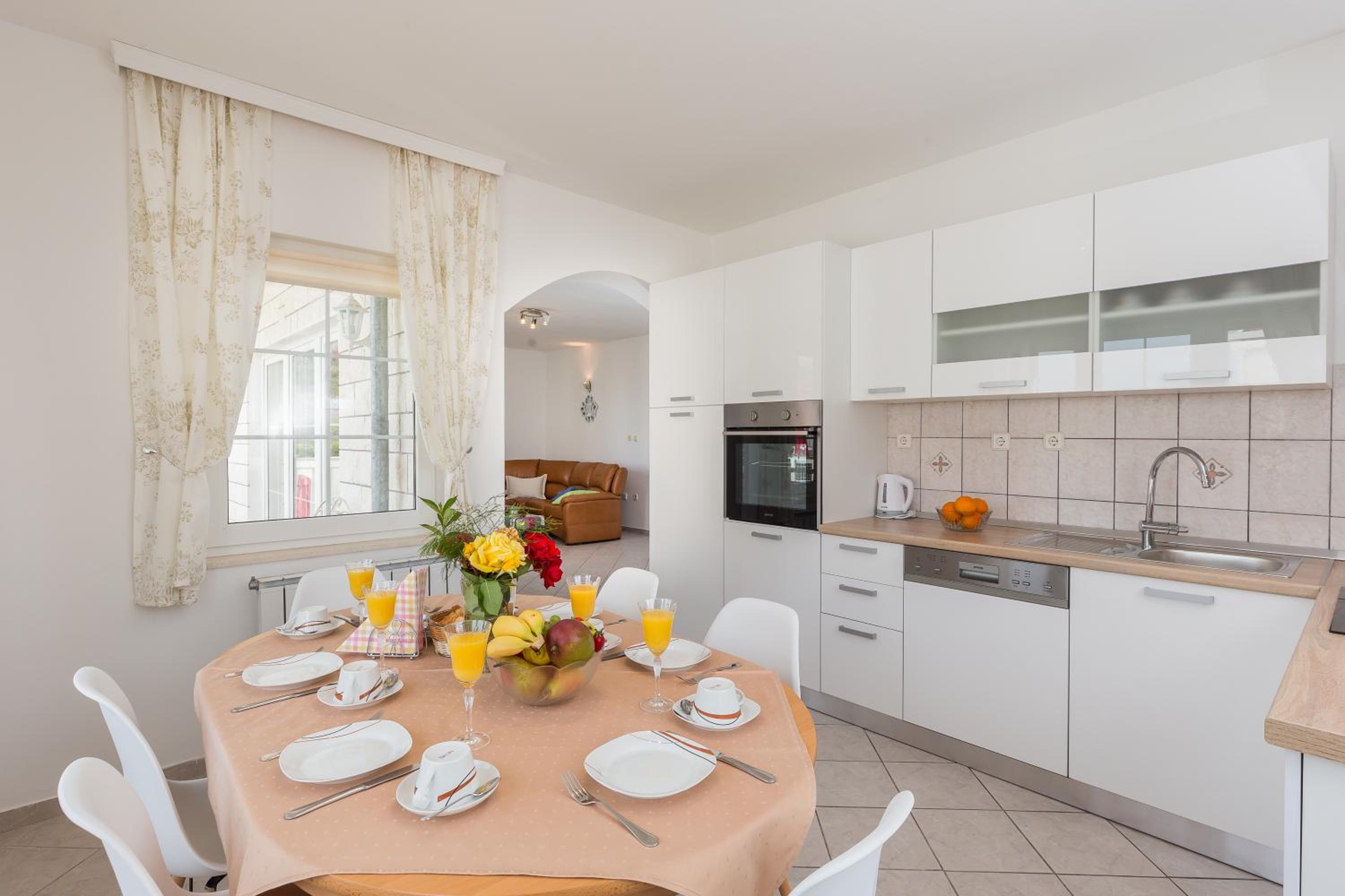 Three-Bedroom Apartment with Balcony and Sea View photo 2