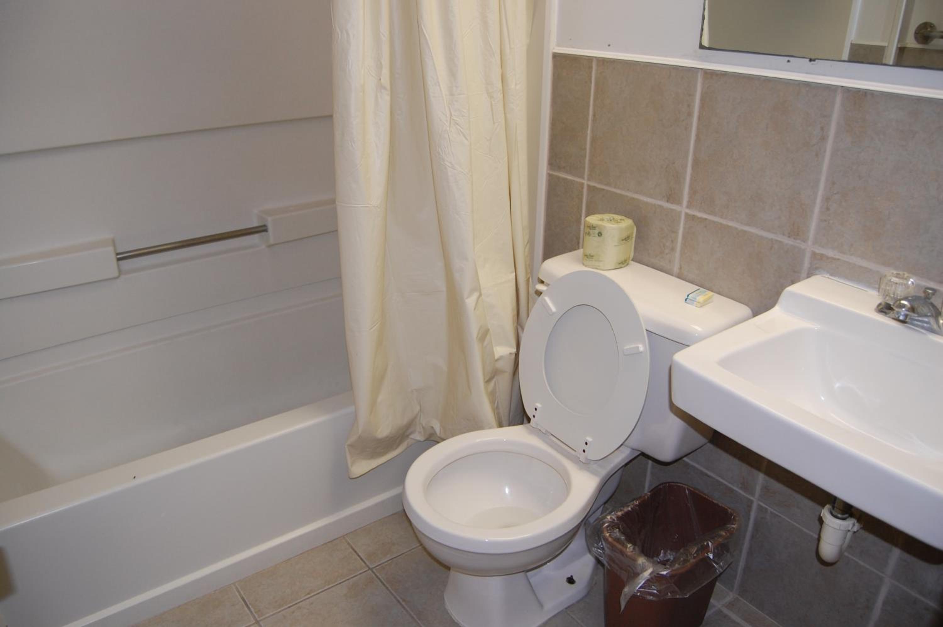 Queen Room photo 2