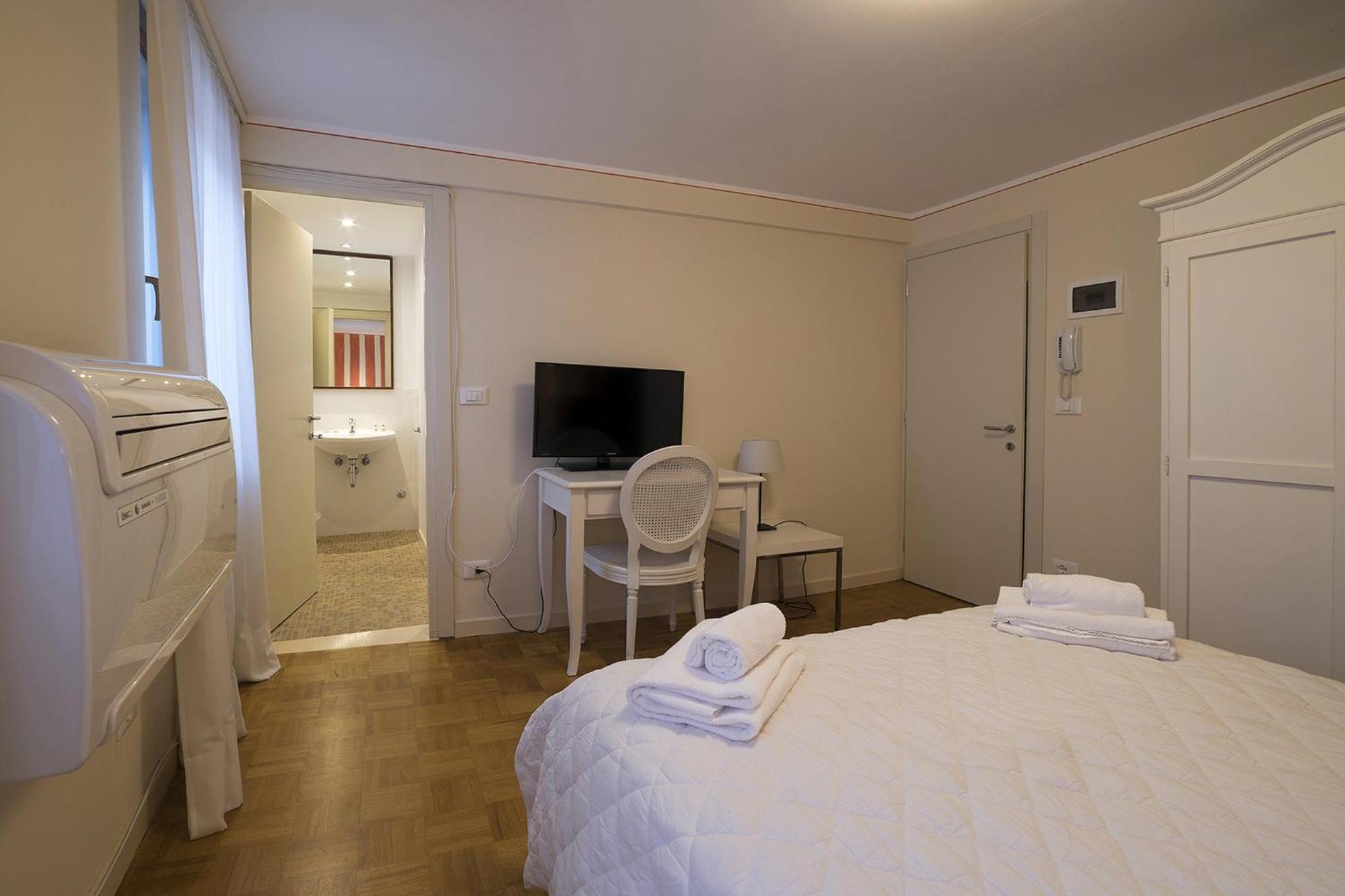 Double Room with Private Bathroom photo 1