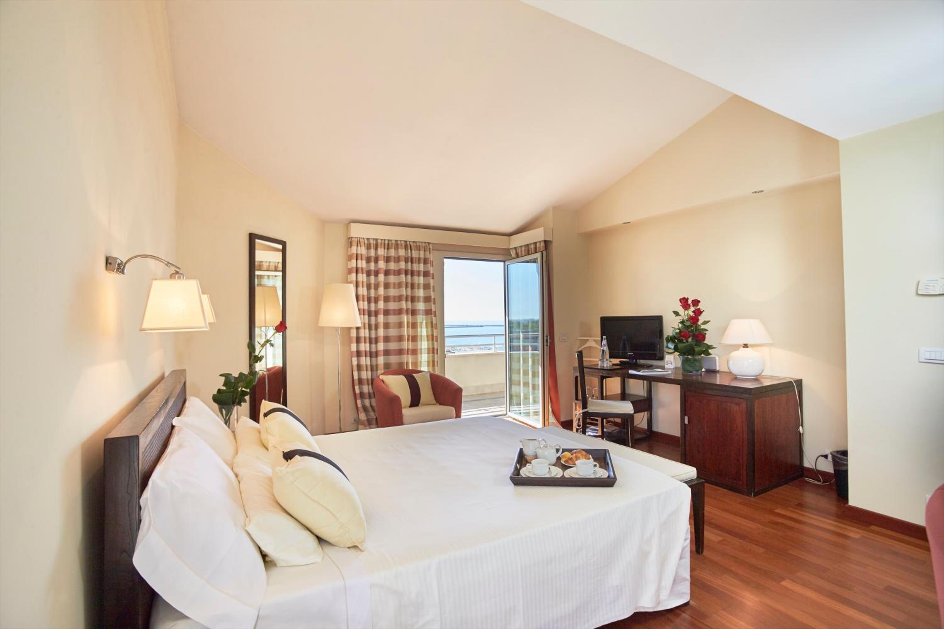 Deluxe Double Room with Side Sea View