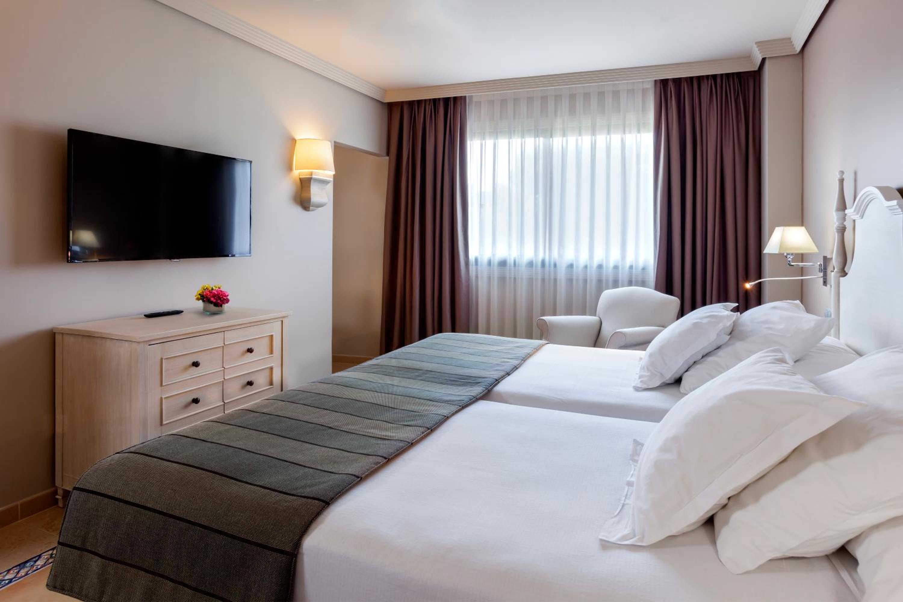 Suite Familiar Junior (2 Adultos + 2 Niños)