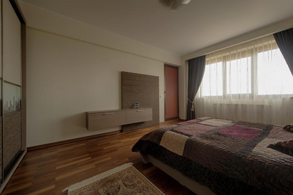Deluxe Two-Bedroom Apartment with Parking Included photo 3