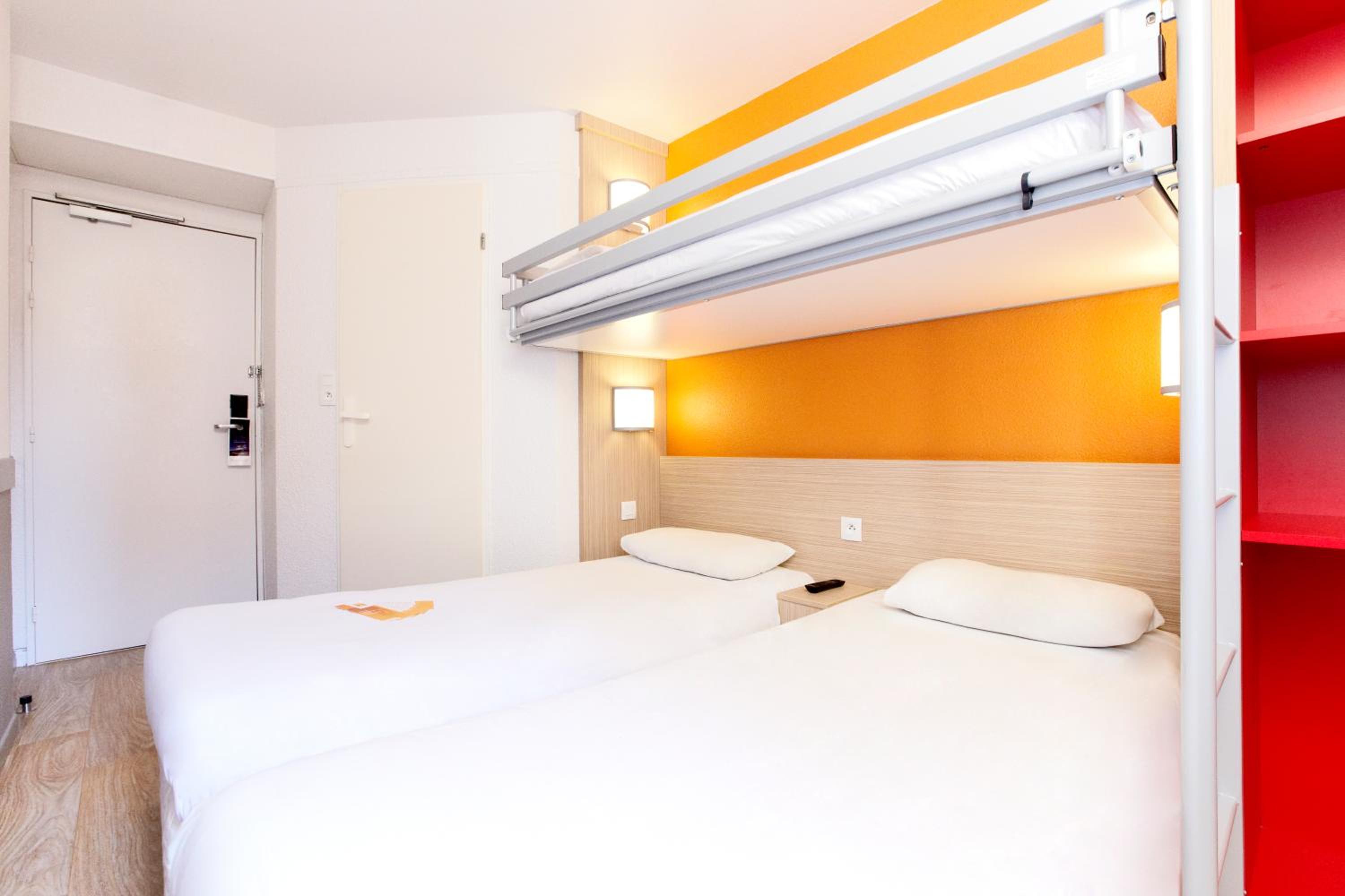 Standard Twin Room with One Bunk Bed photo 1