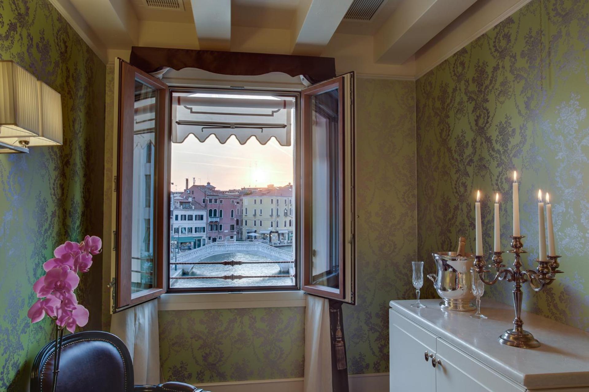 Superior Double Room with Canal View photo 2