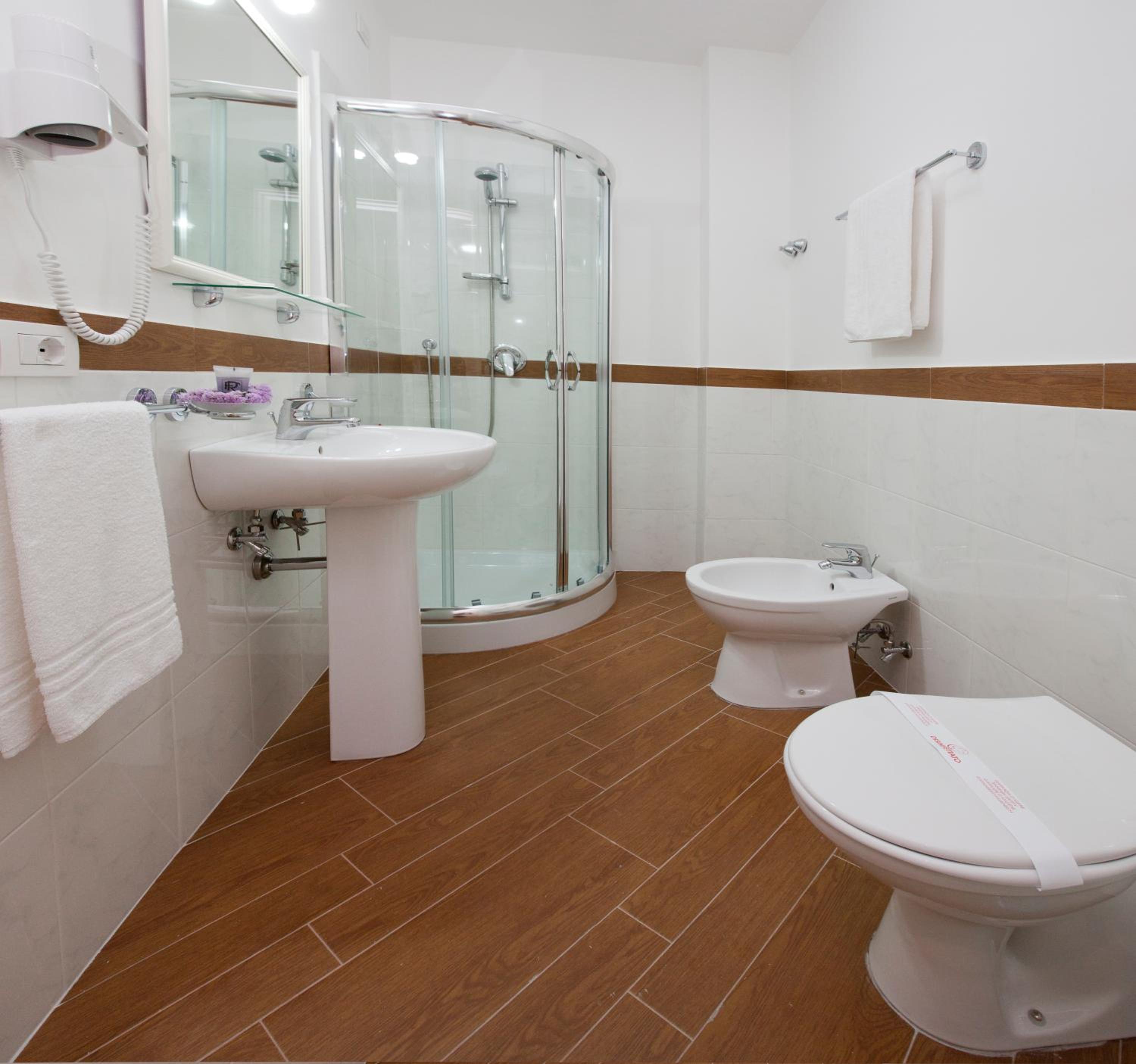 Standard Double or Twin Room - Photo 2