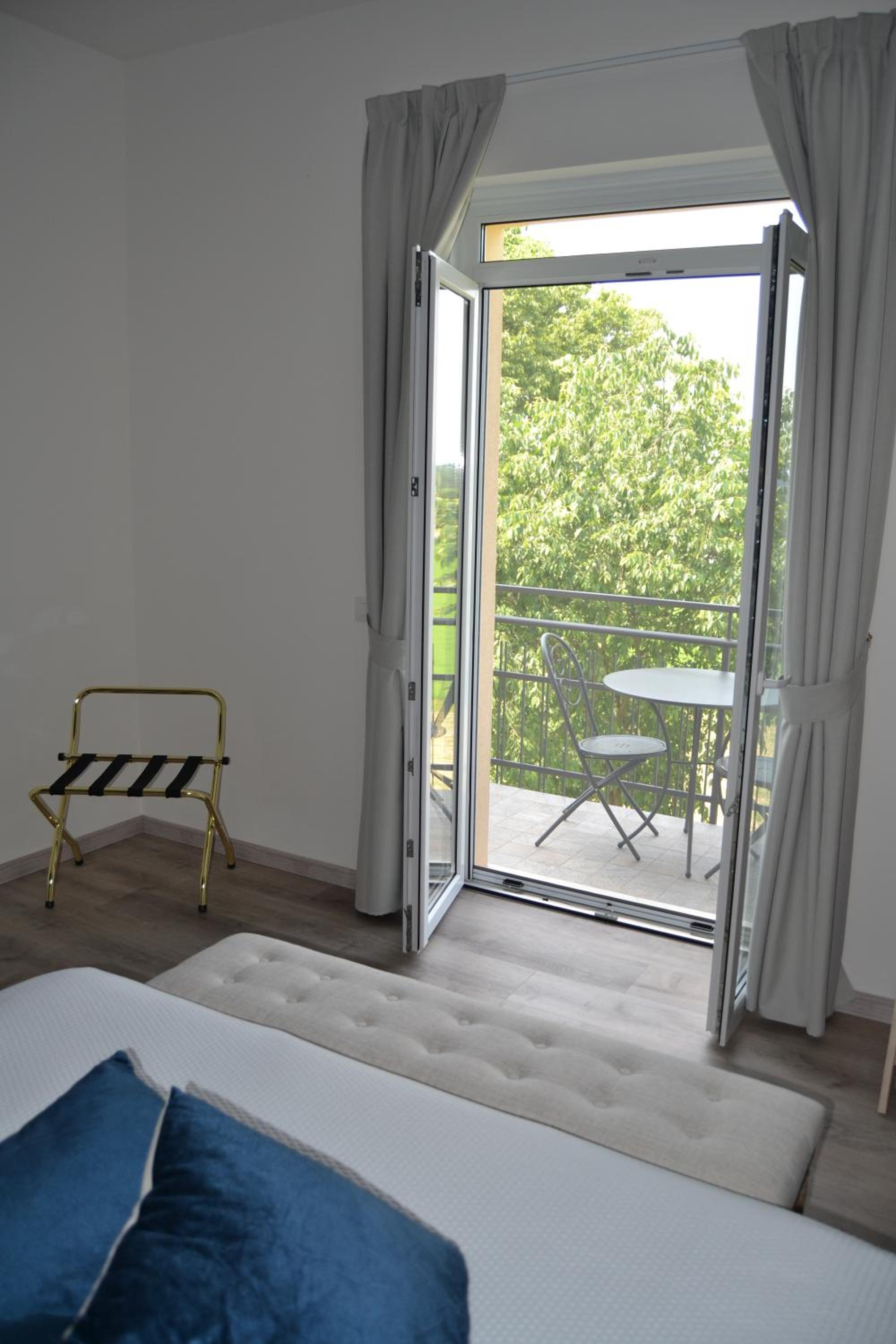 Deluxe Double Room with Balcony (Indigo) - Photo 4