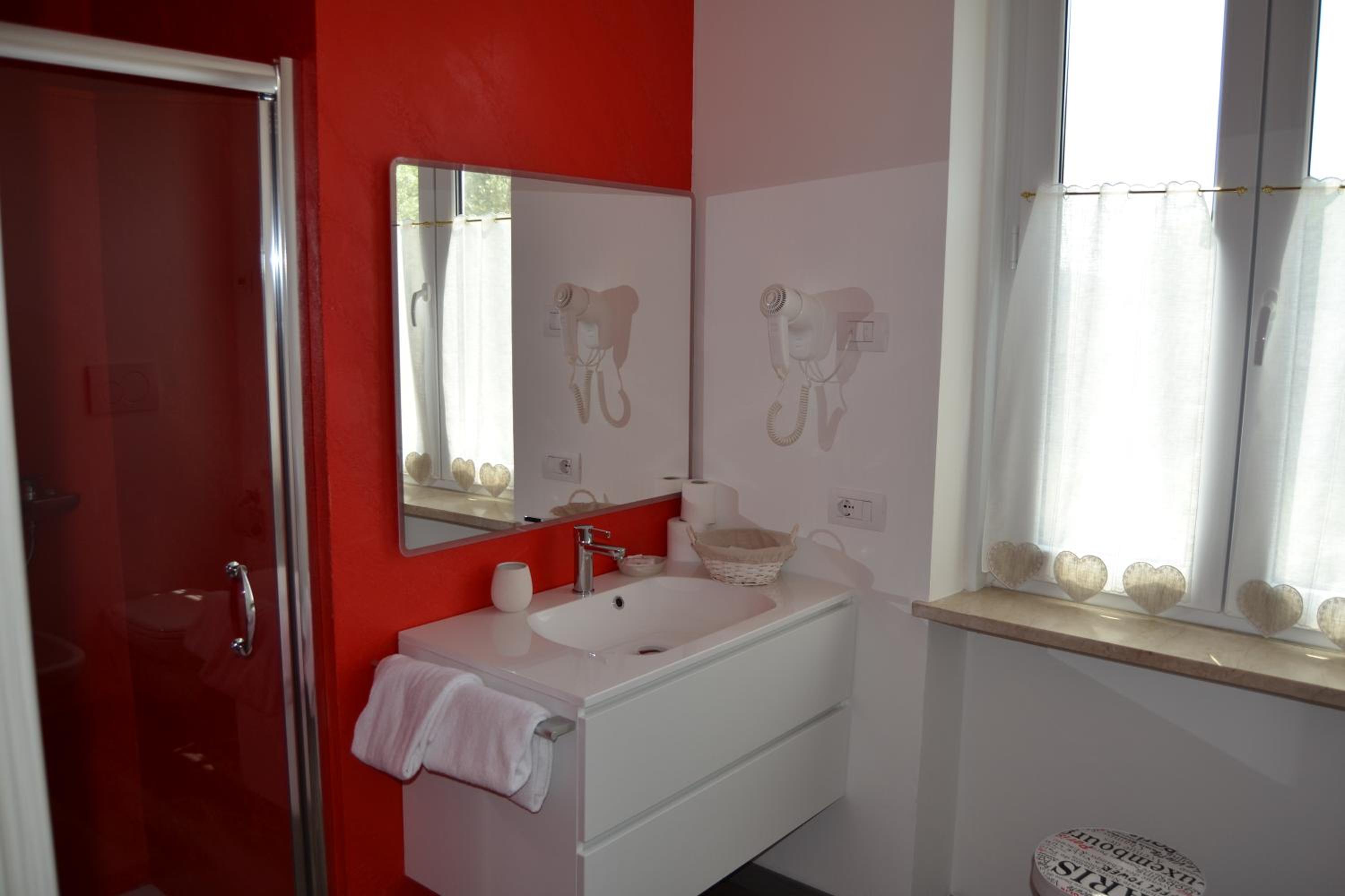 Deluxe Double Room with Balcony (Red) - Photo 3