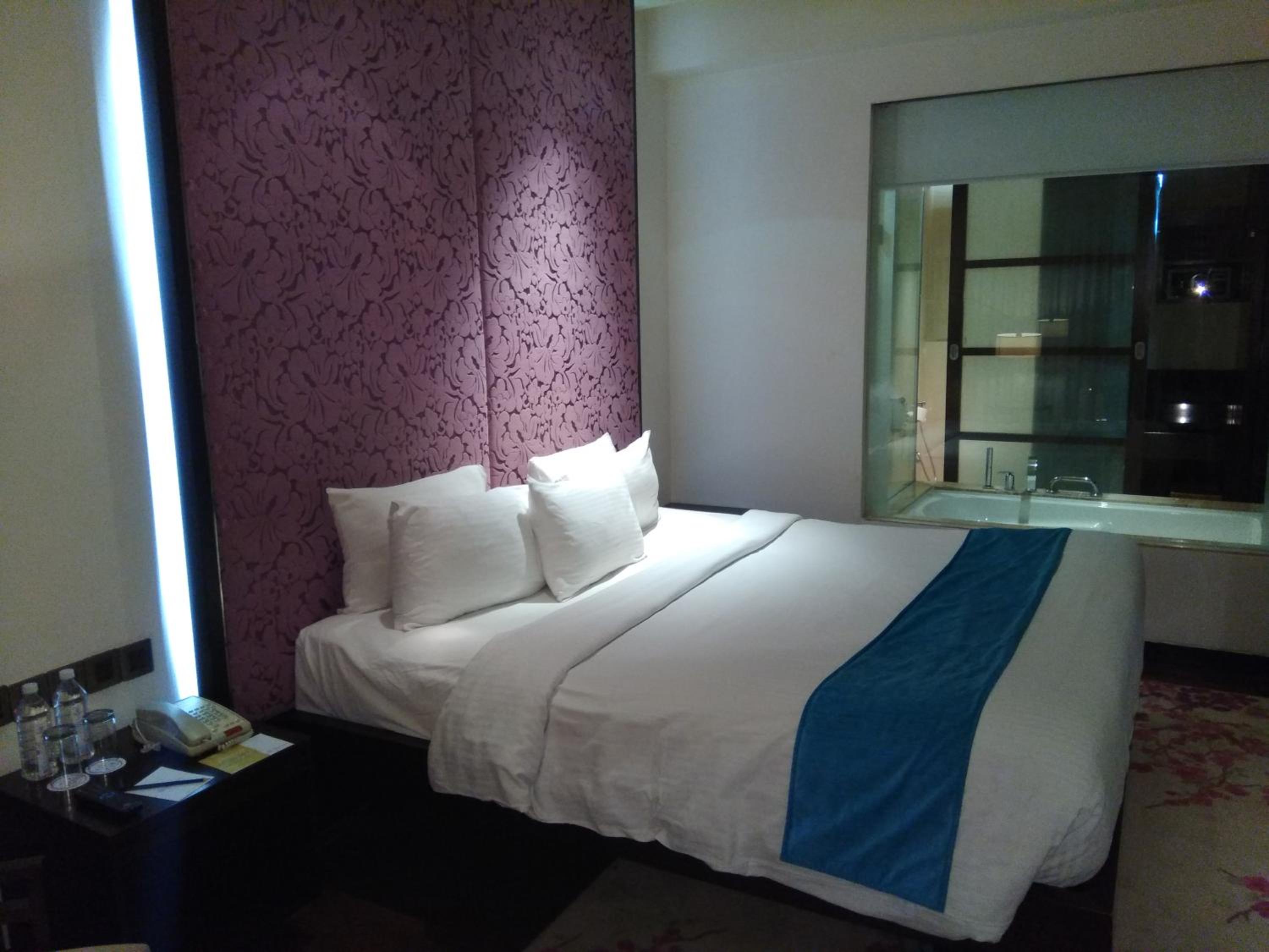 Club Room with Bath Tub