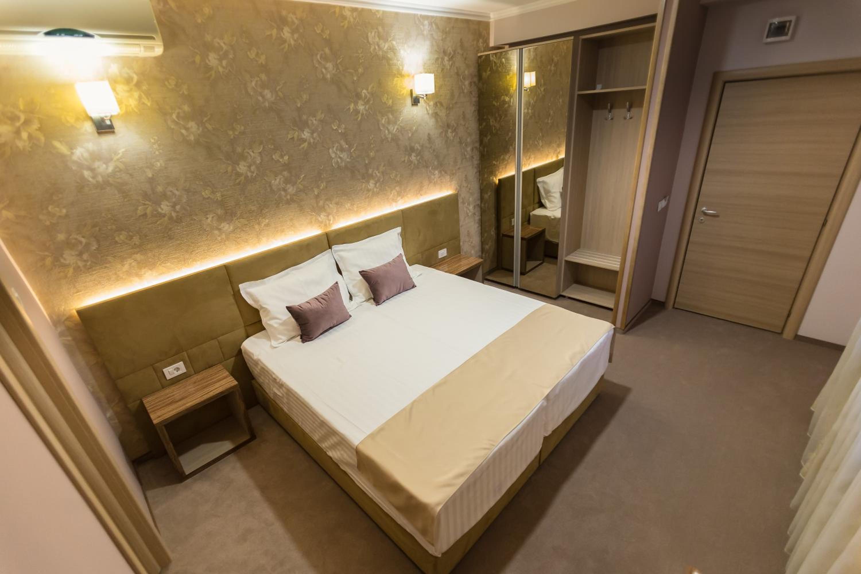 Premium Double or Twin Room - Photo 4