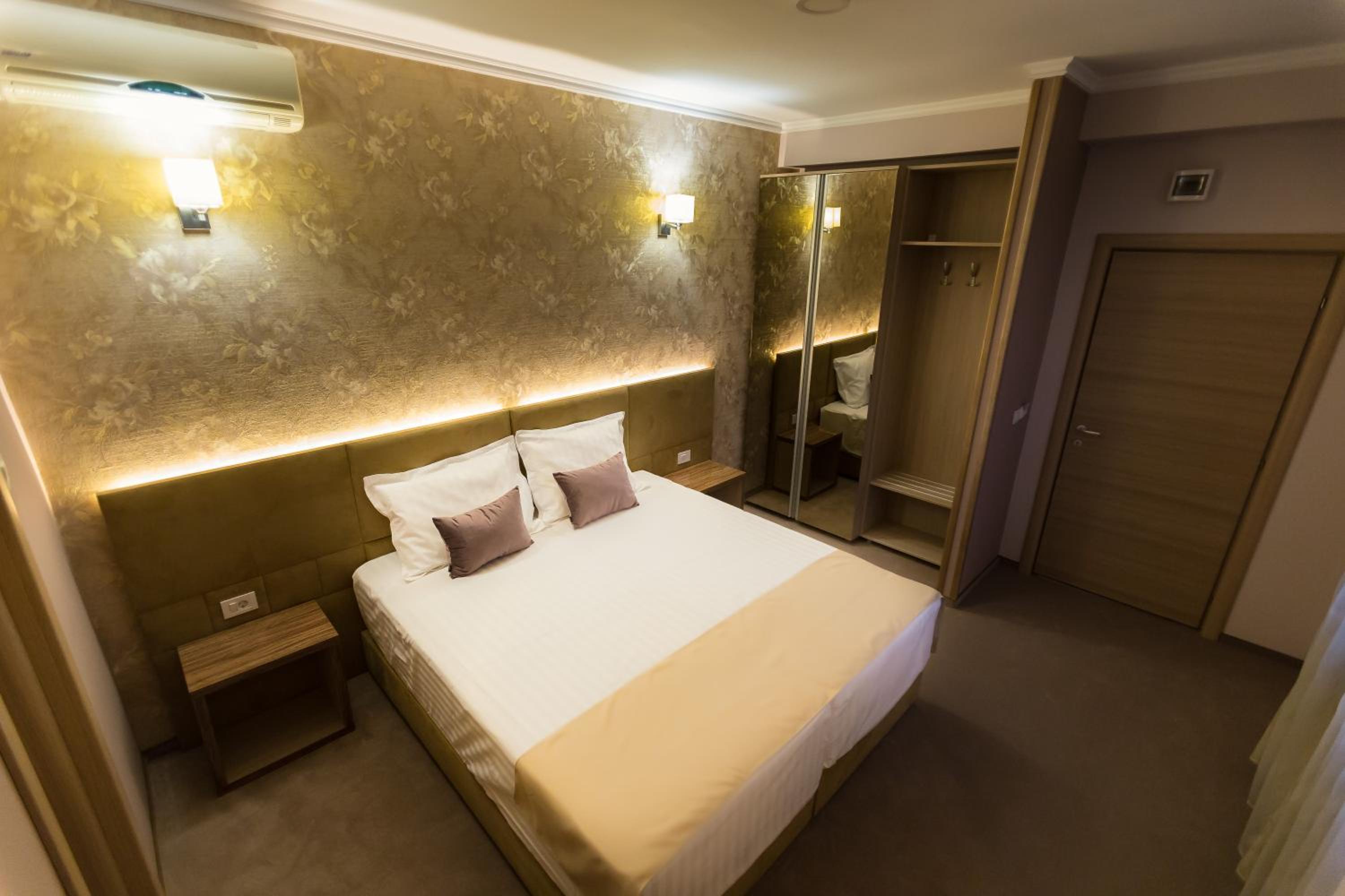Premium Double or Twin Room - Photo 3