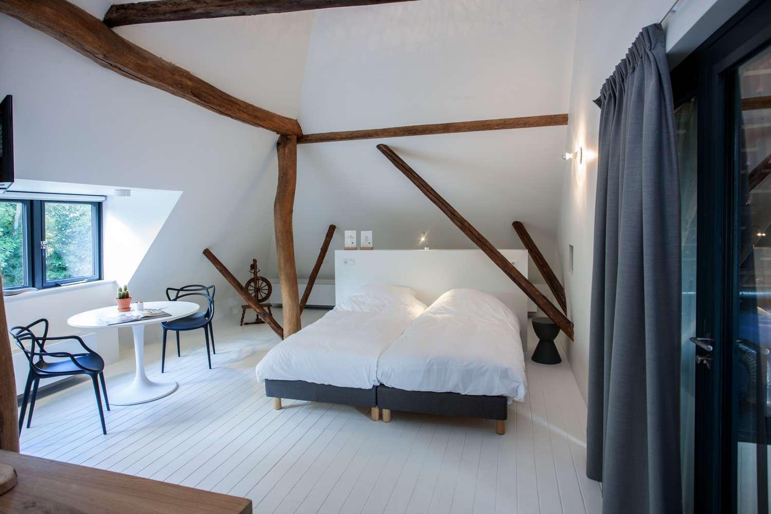 Twin Room with Bathroom - Photo 10