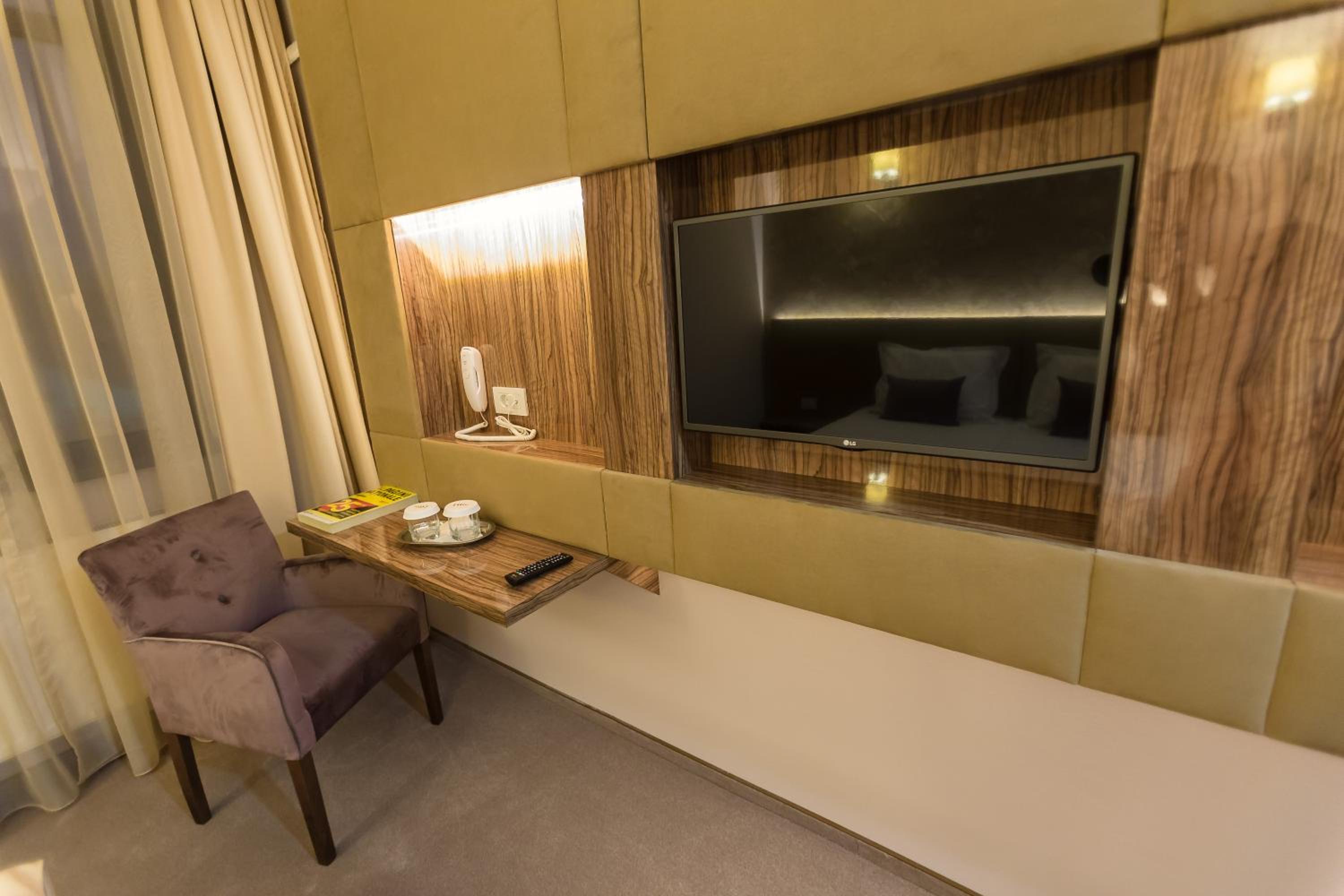 Premium Double or Twin Room - Photo 8