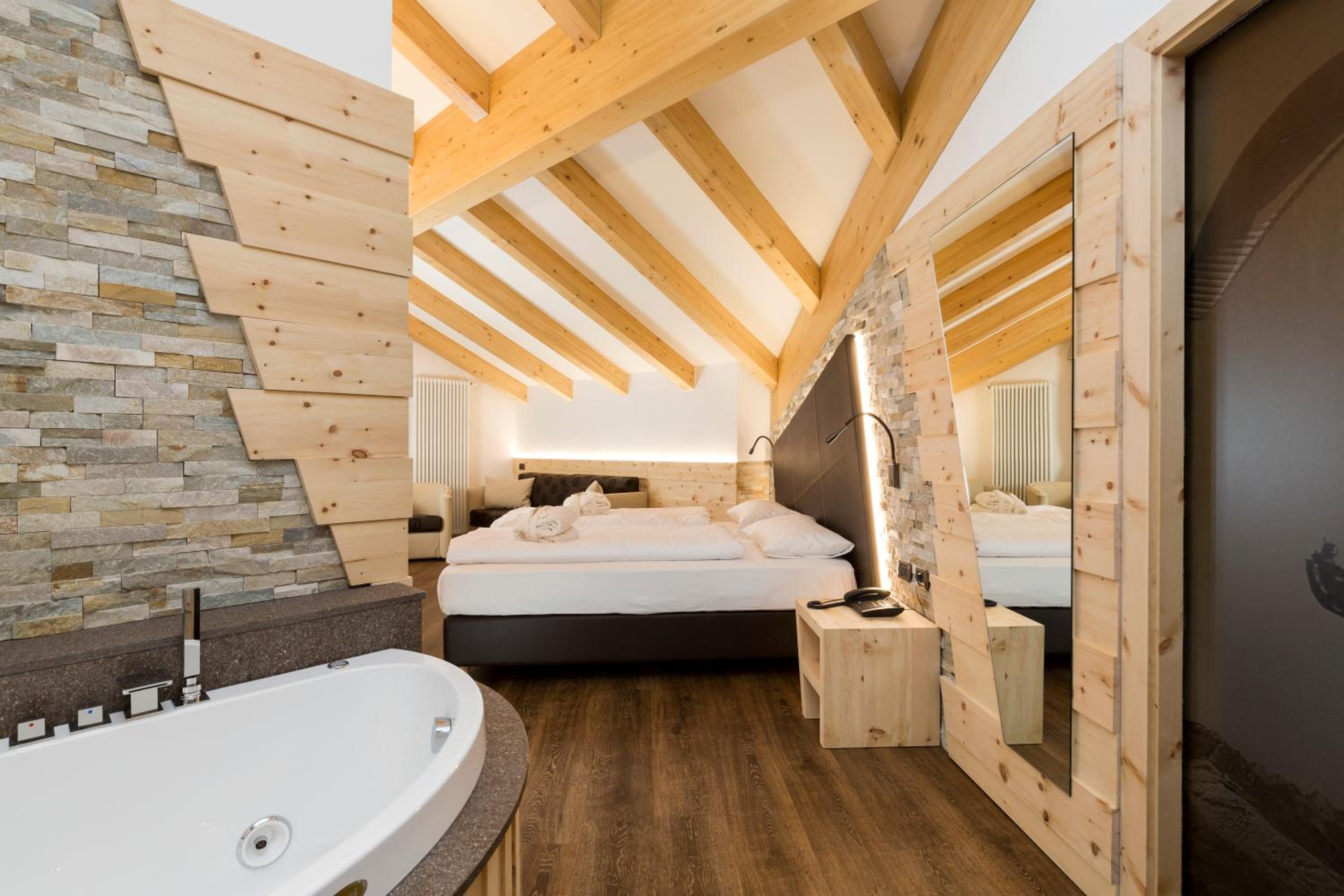 Junior Suite with Balcony - Photo 5
