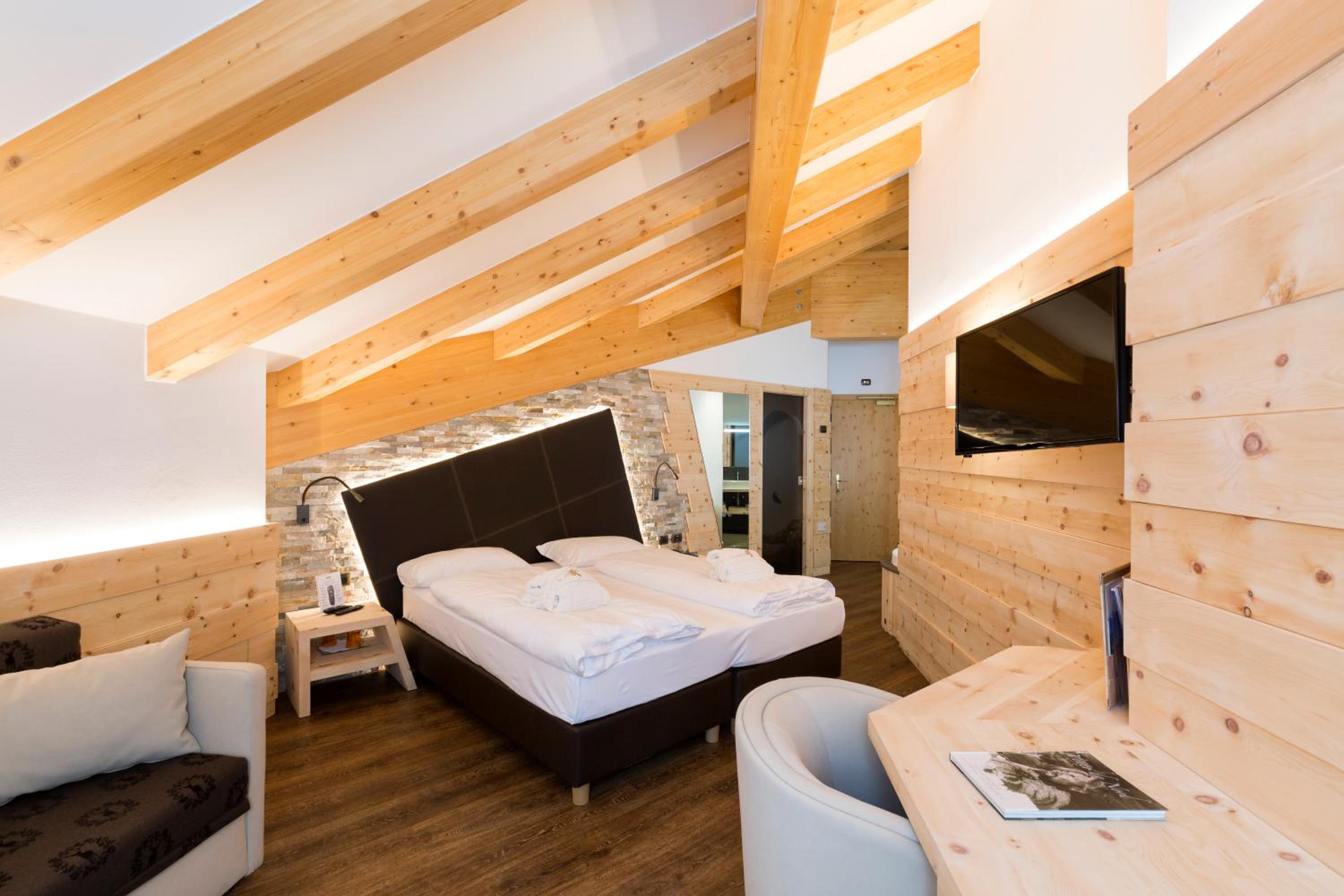 Junior Suite with Balcony - Photo 1