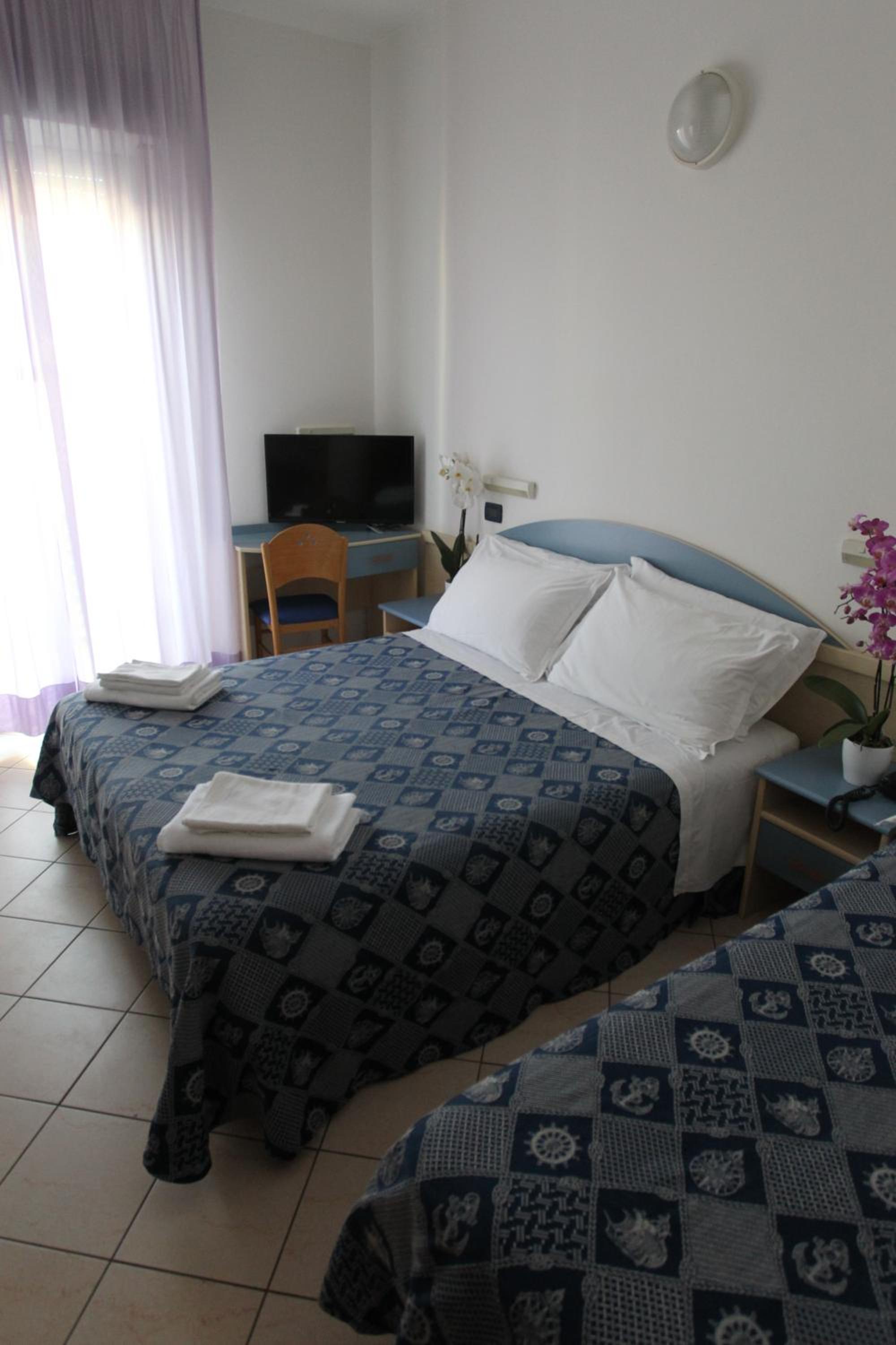 Double or Twin Room with Balcony with Beach Access photo 3