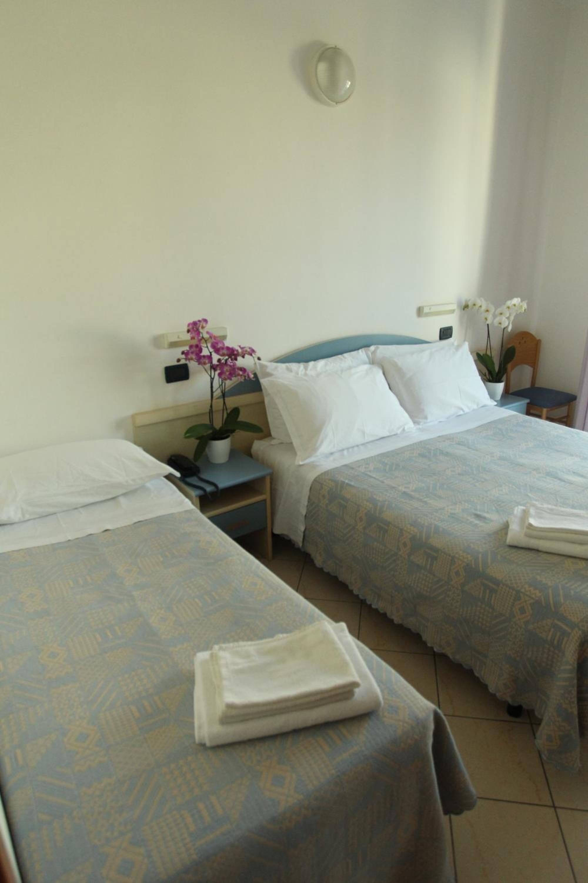 Double or Twin Room with Balcony with Beach Access photo 2