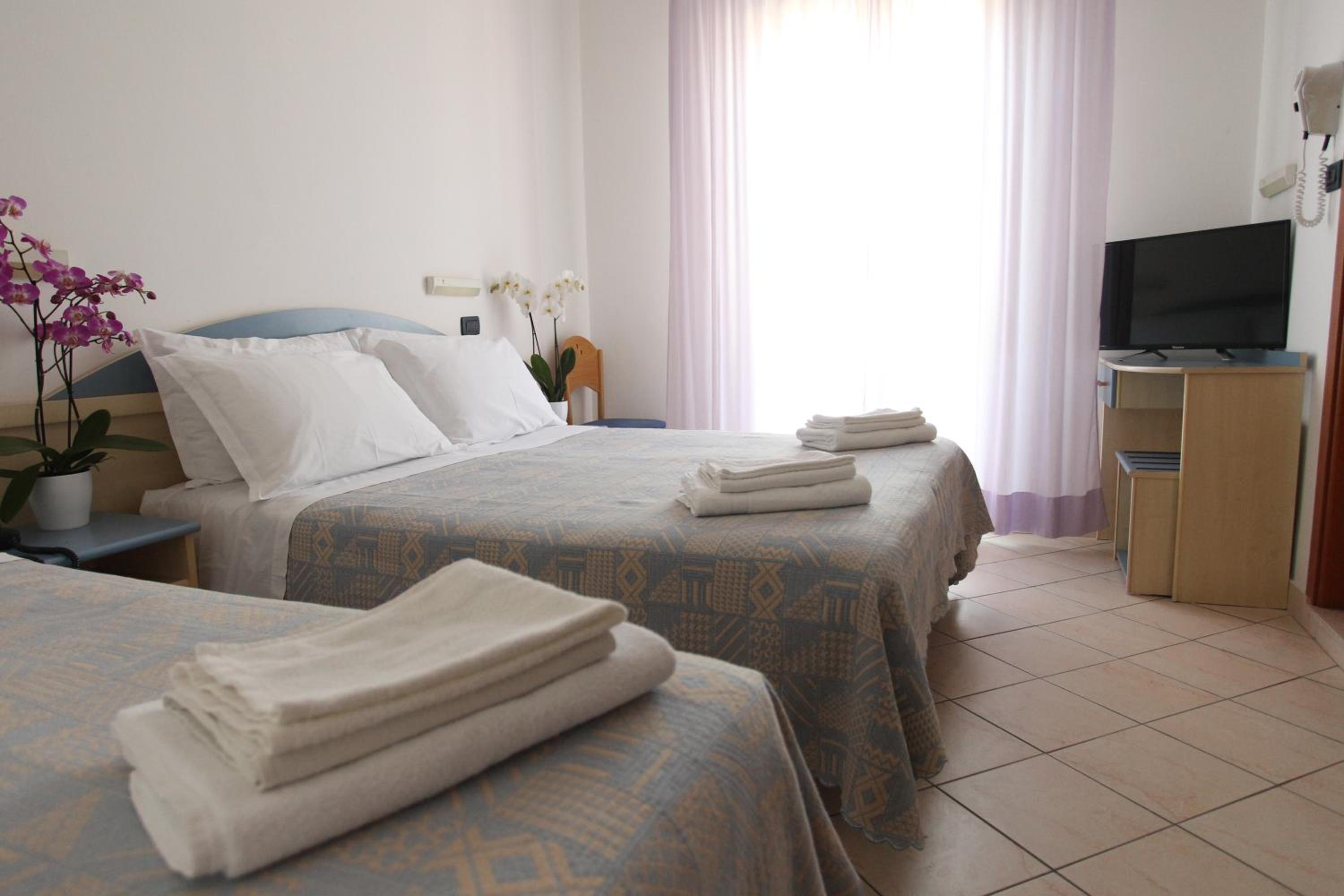 Triple Room with Balcony and Beach Access photo 1