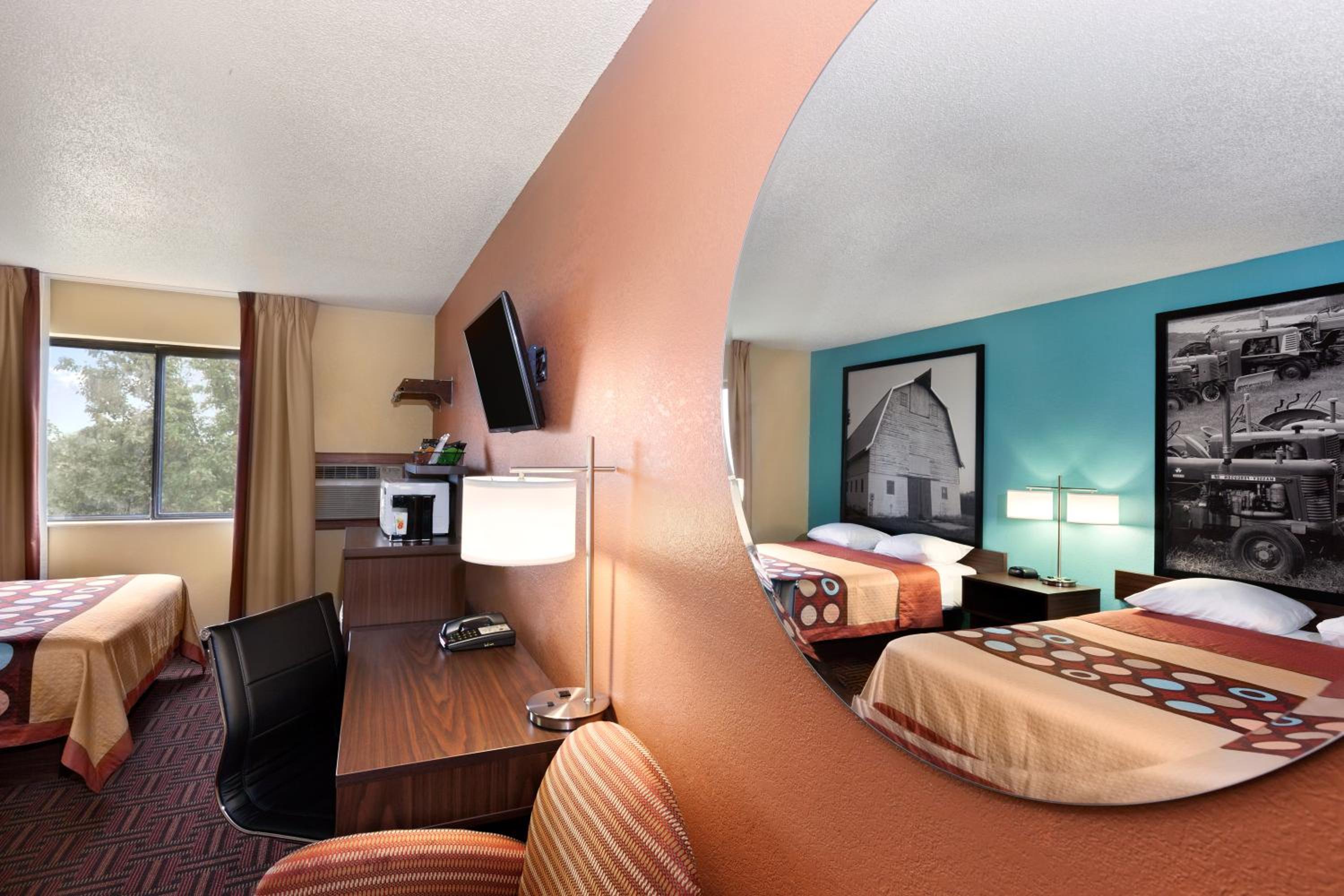 Queen Room with Two Queen Beds - Non-Smoking - Photo 1