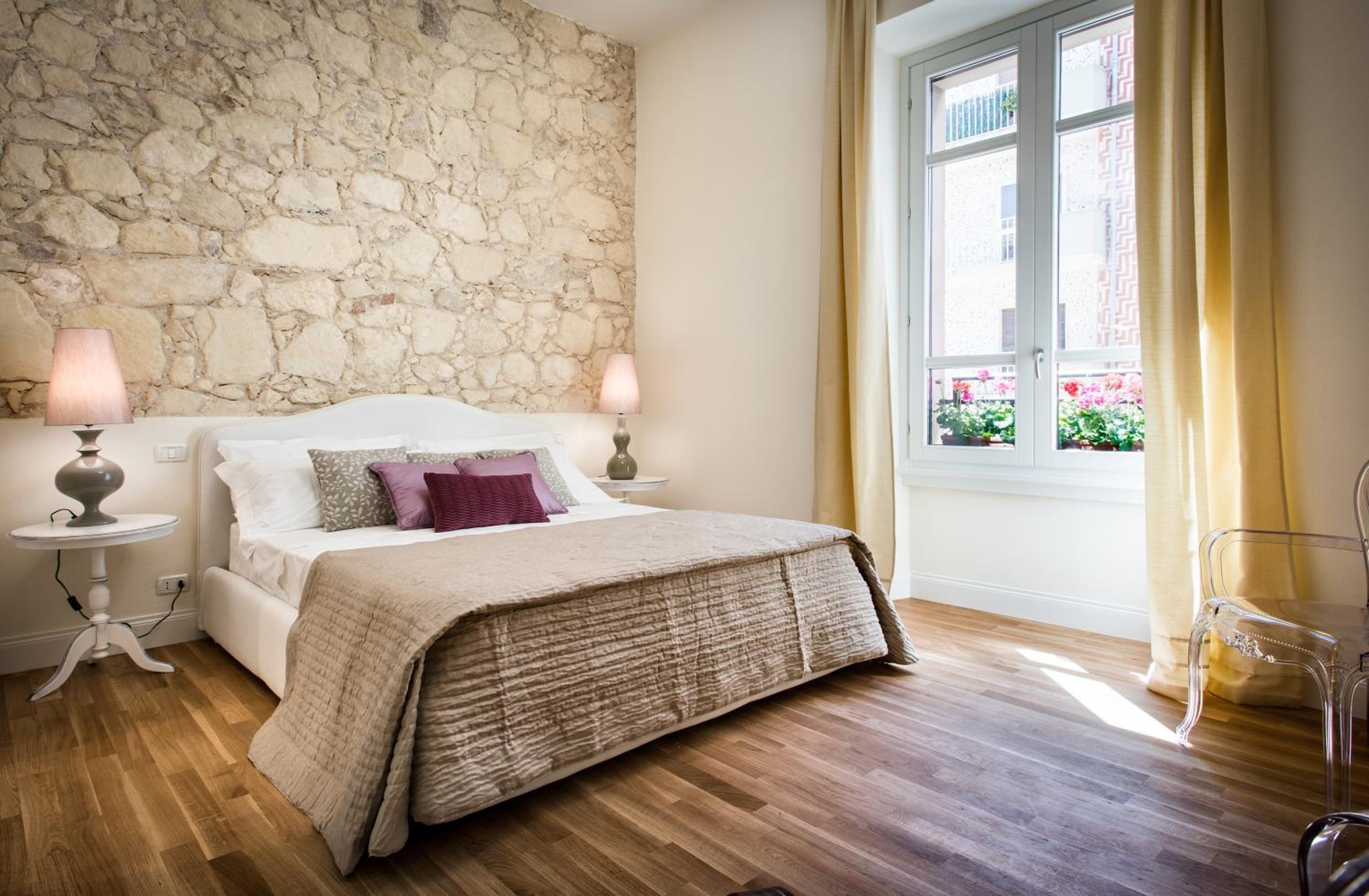 Deluxe King Room - Photo 1
