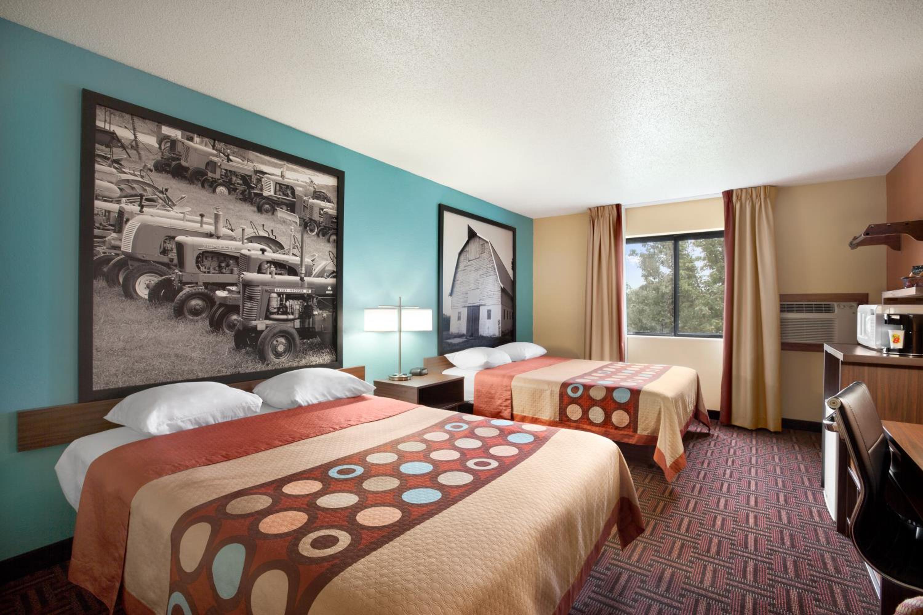 Queen Room with Two Queen Beds - Non-Smoking - Photo 2