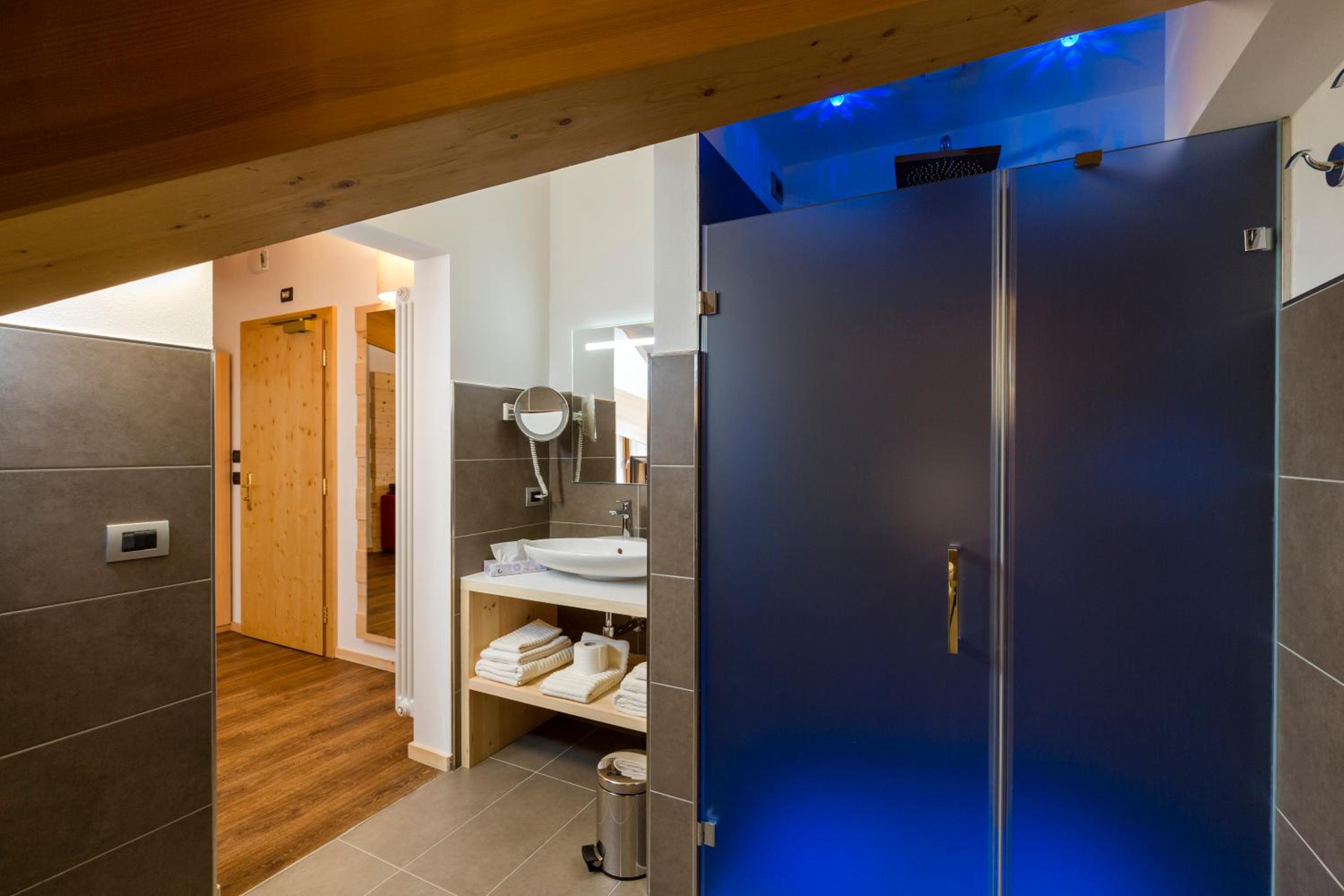 Superior Suite - Photo 9