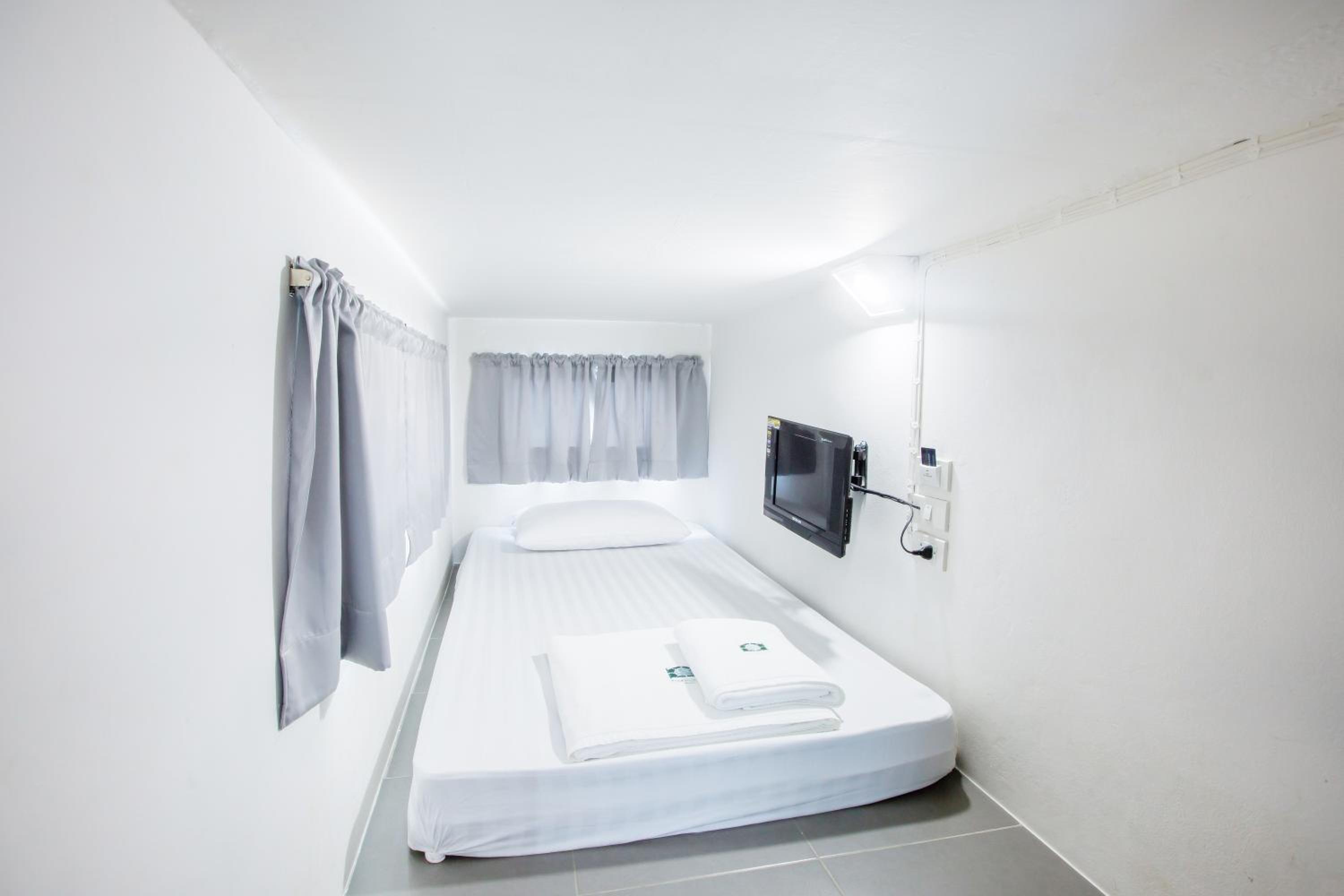 Single Capsule Bed with Window photo 1