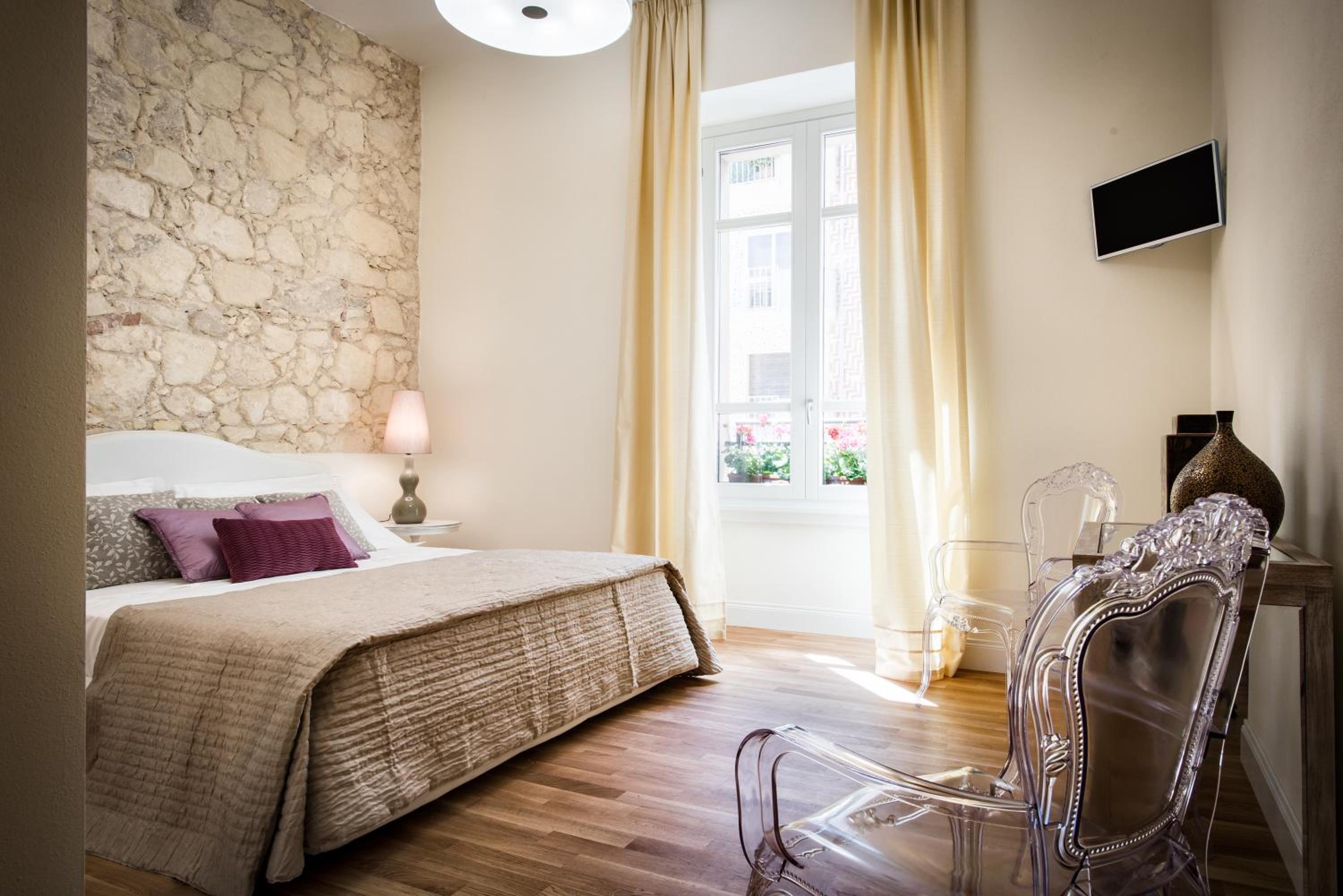 Deluxe King Room - Photo 7