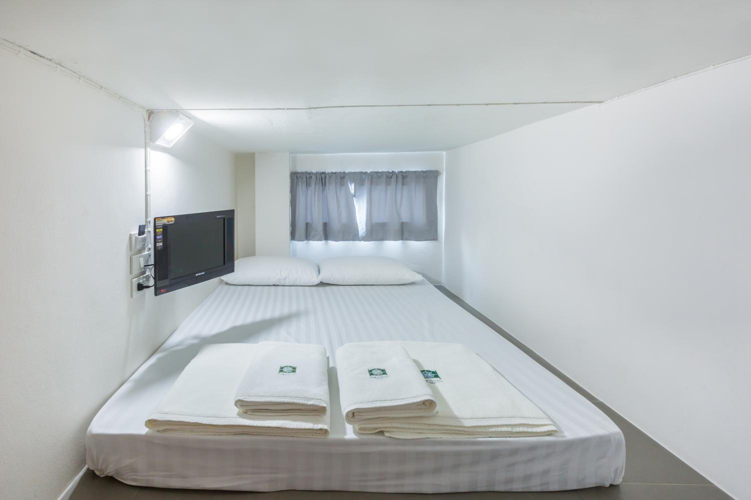 Double Capsule Bed with Window photo 2