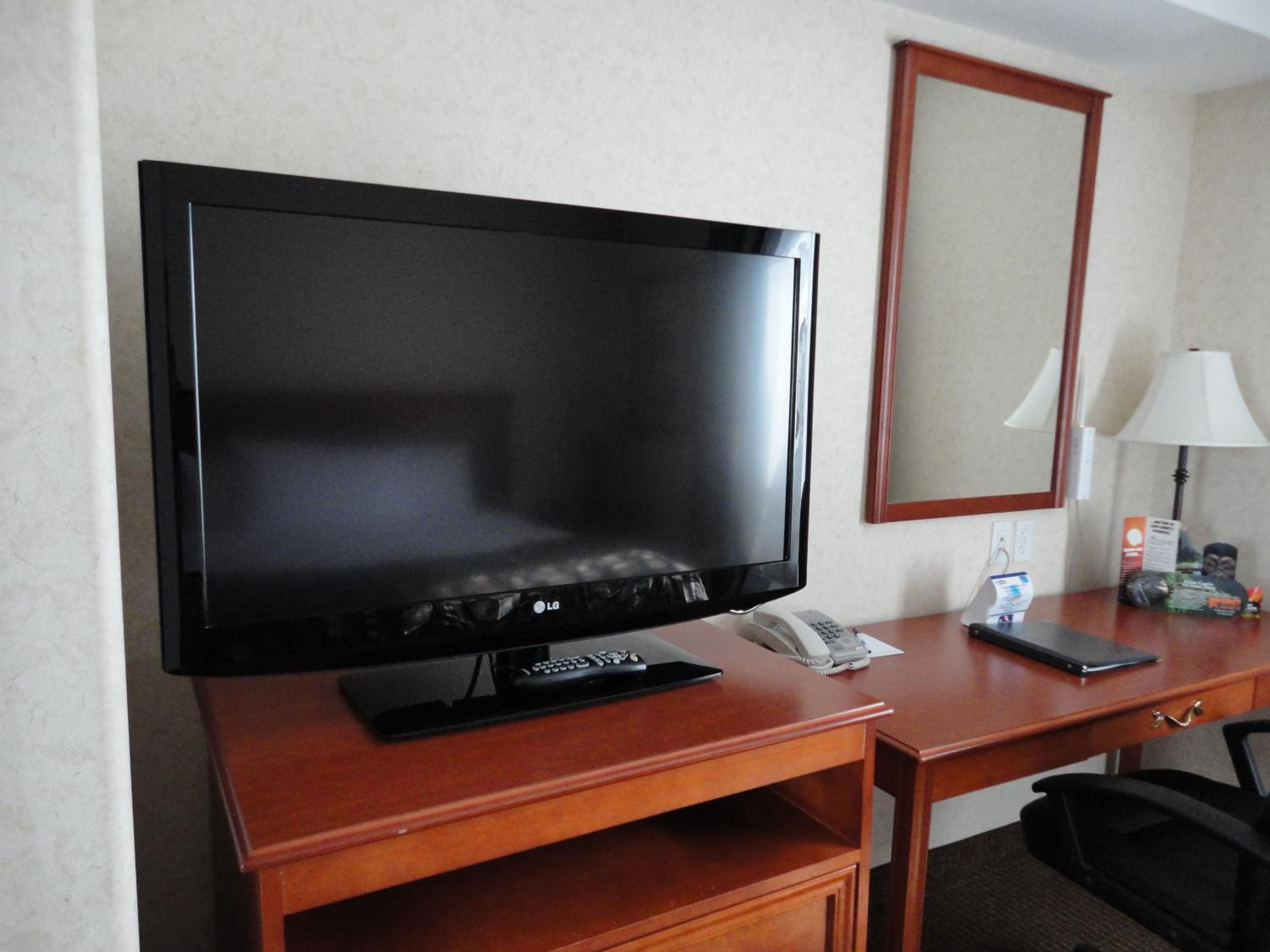 Standard Queen Room with Two Queen Beds and Sofa Bed - Non-Smoking - Photo 4
