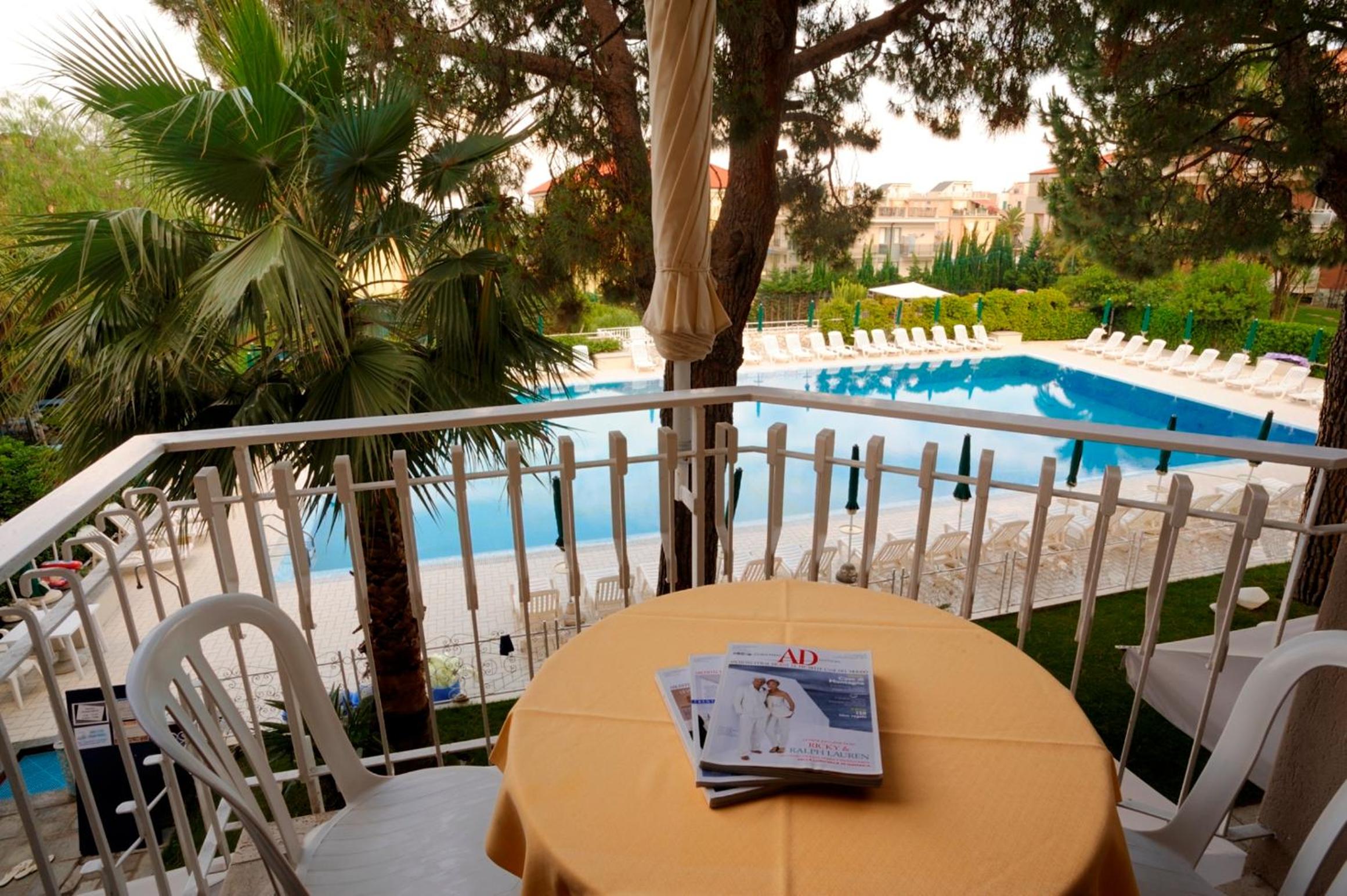 Studio with Pool View - Photo 3