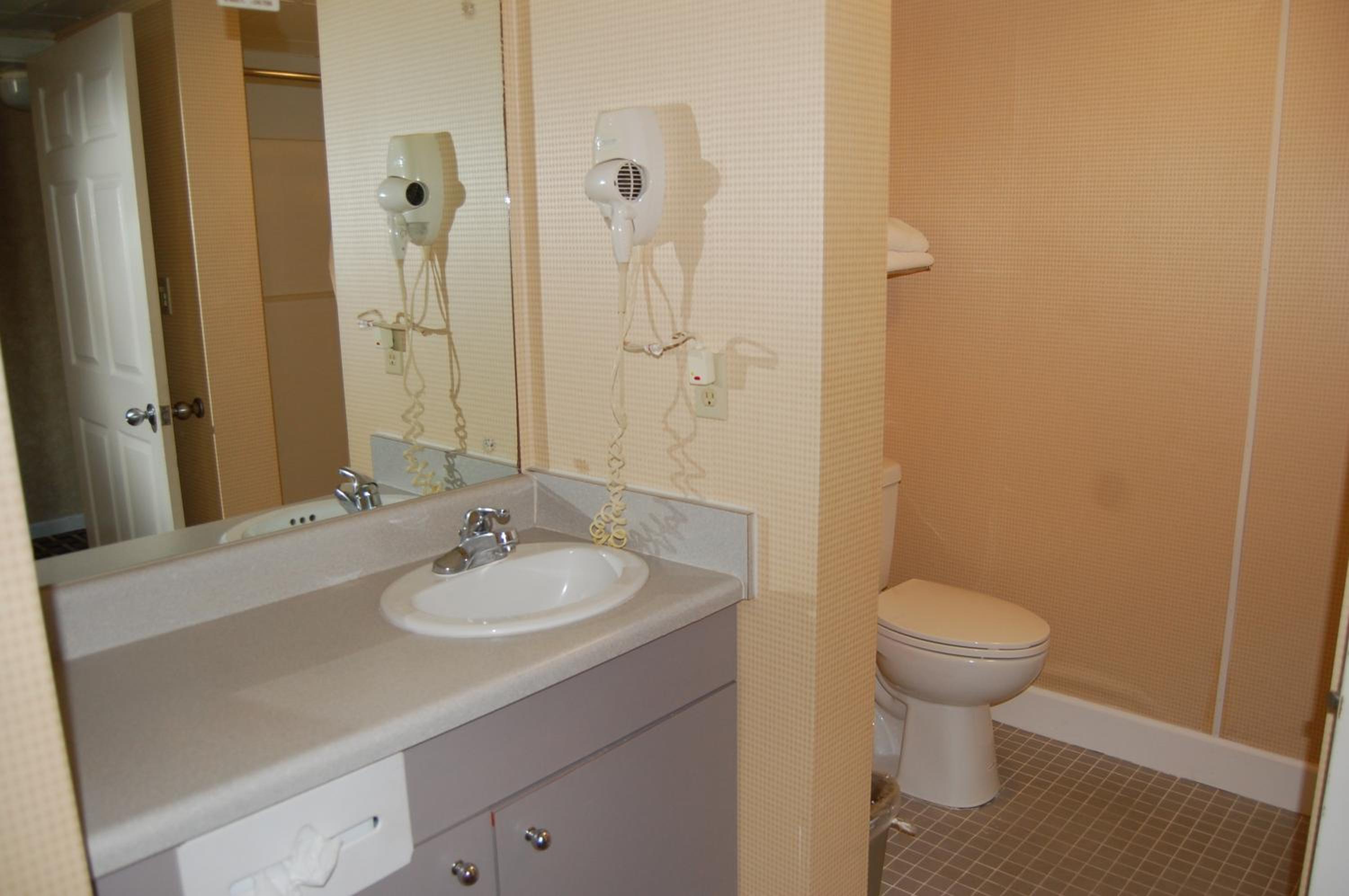 Suite with Two Queen Beds, Fireplace and Spa Bath - Photo 3