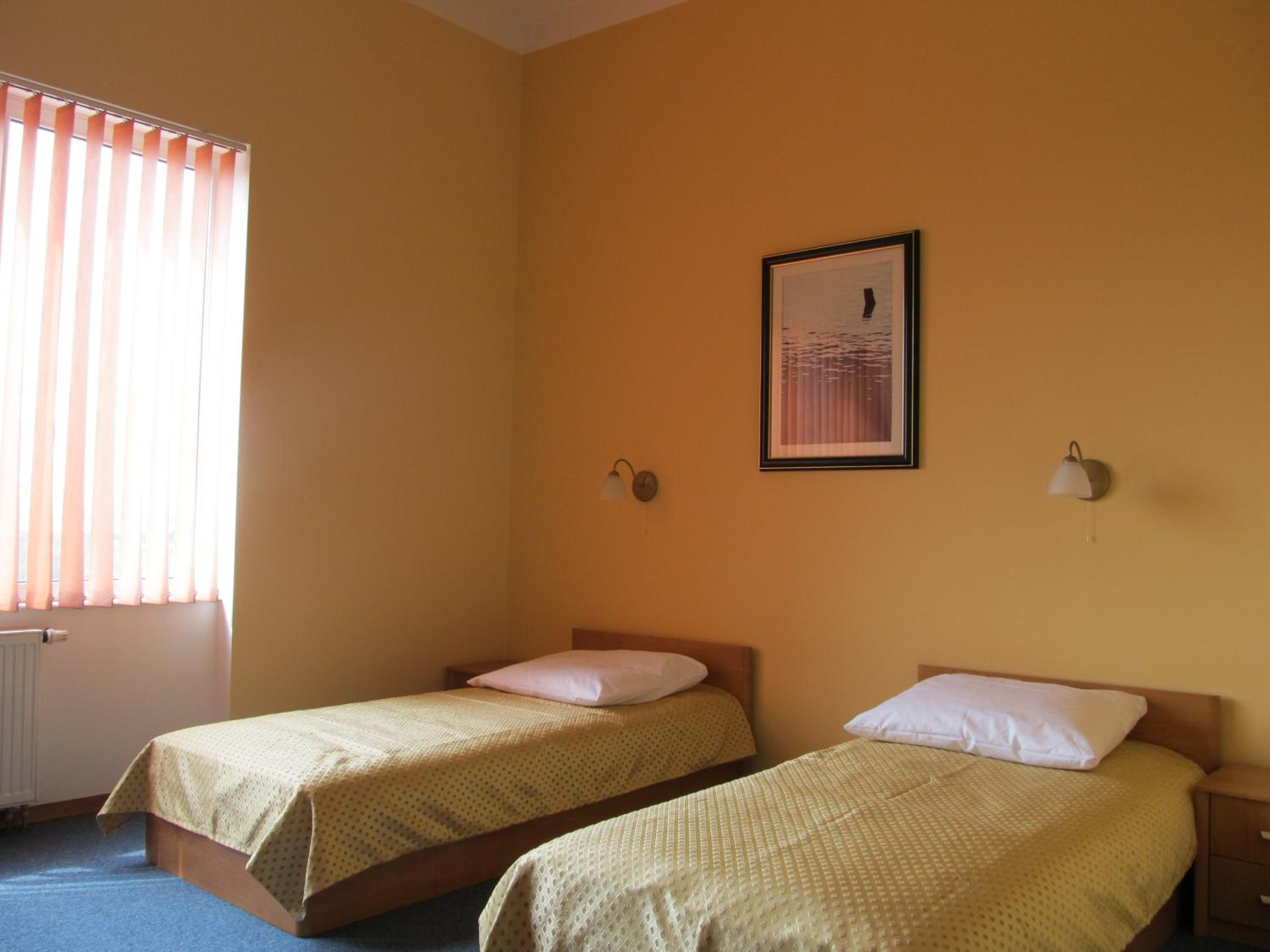 Standard Twin Room - Photo 6