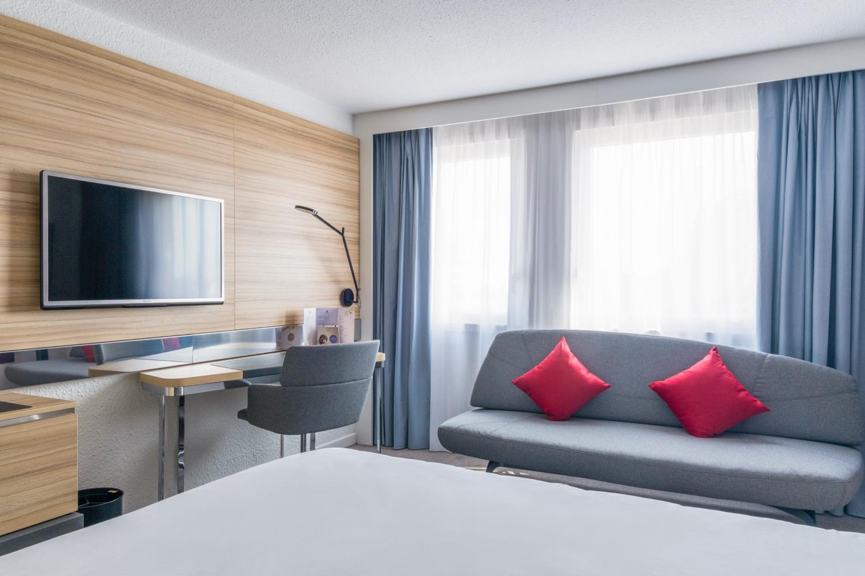 Executive Room with 1 Queen Bed and Sofa - Photo 8
