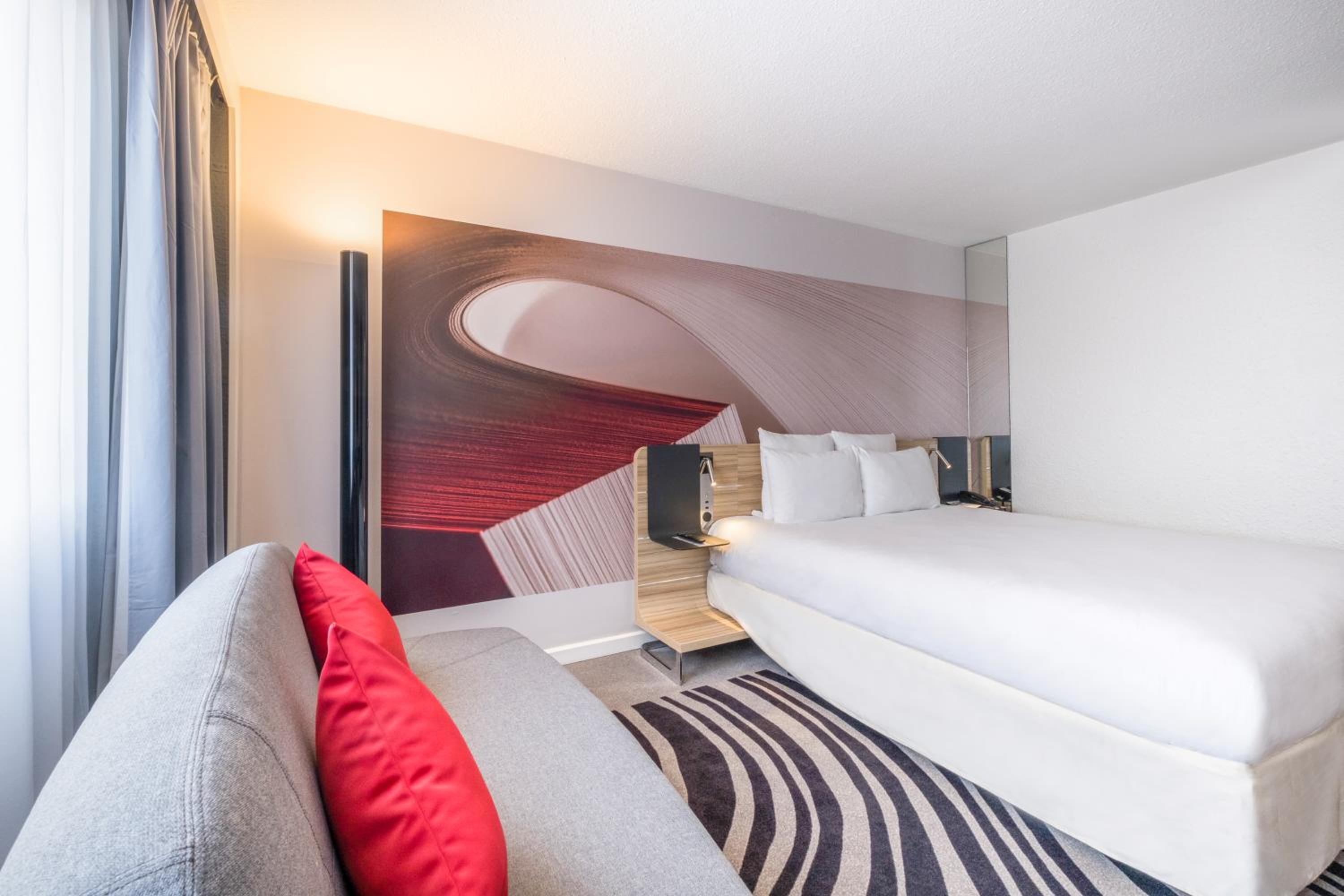 Executive Room with 1 Queen Bed and Sofa - Photo 6