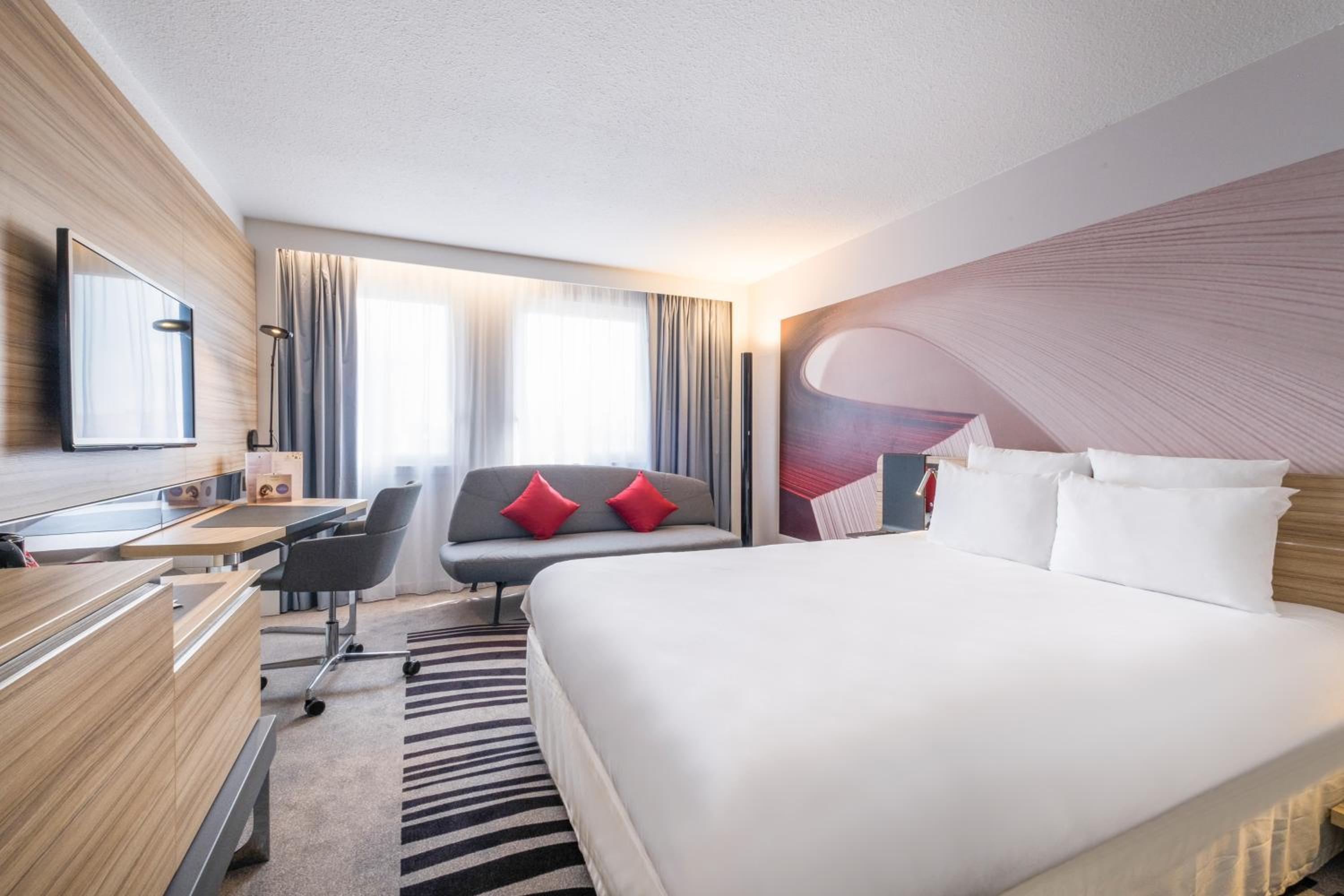 Executive Room with 1 Queen Bed and Sofa - Photo 9