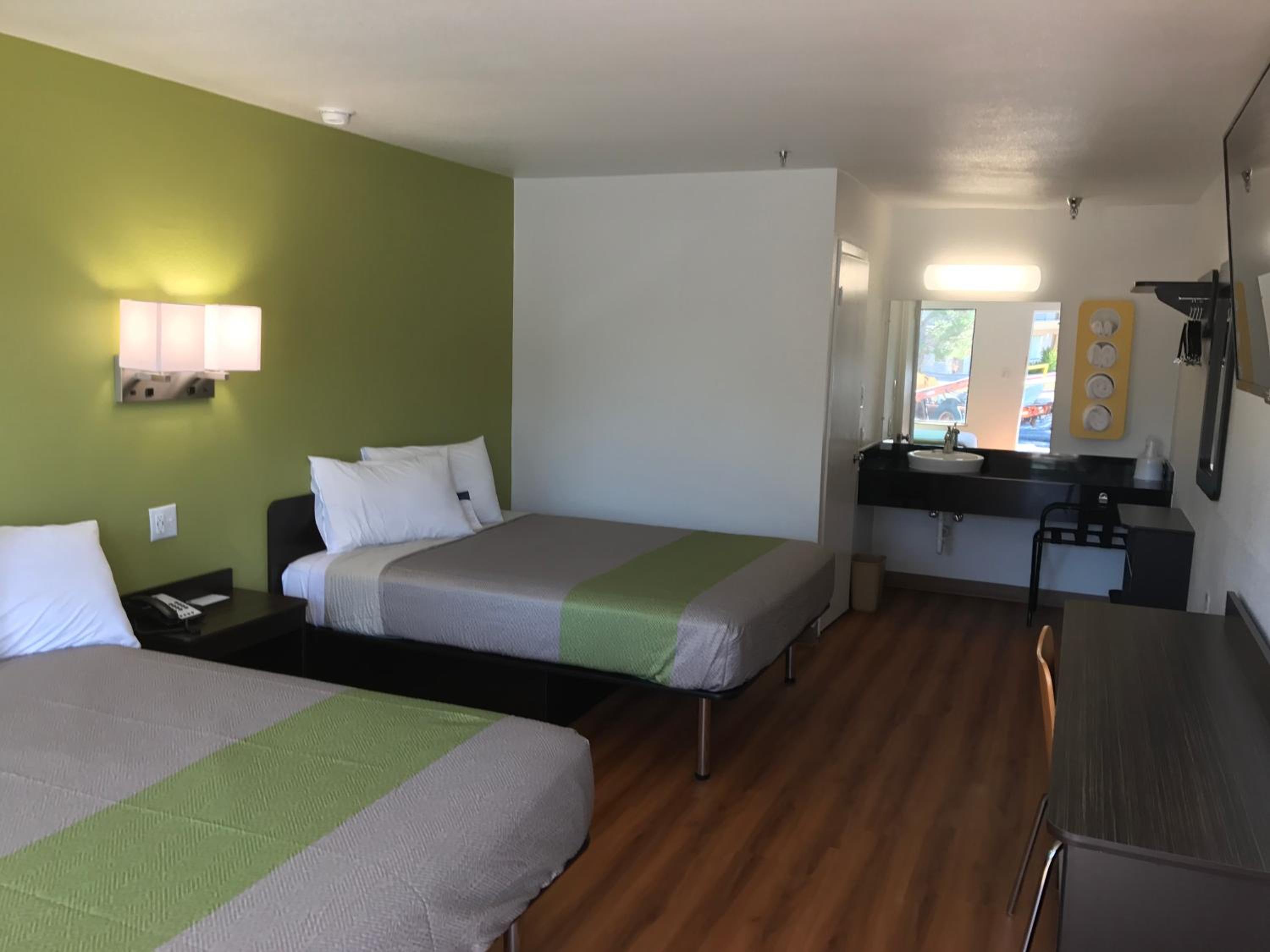Queen Room with Two Queen Beds - Non-Smoking - Photo 1