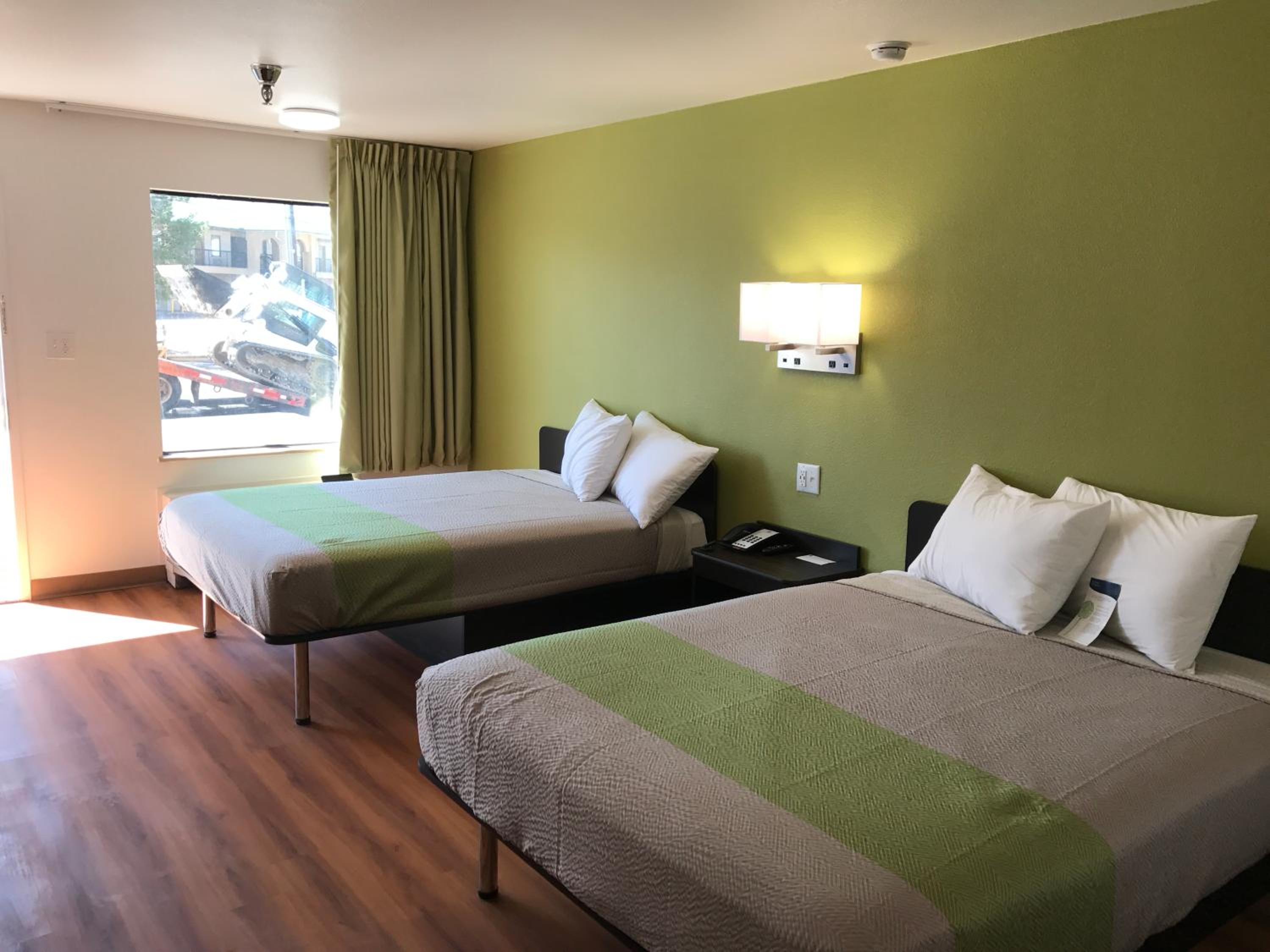 Queen Room with Two Queen Beds - Non-Smoking - Photo 7