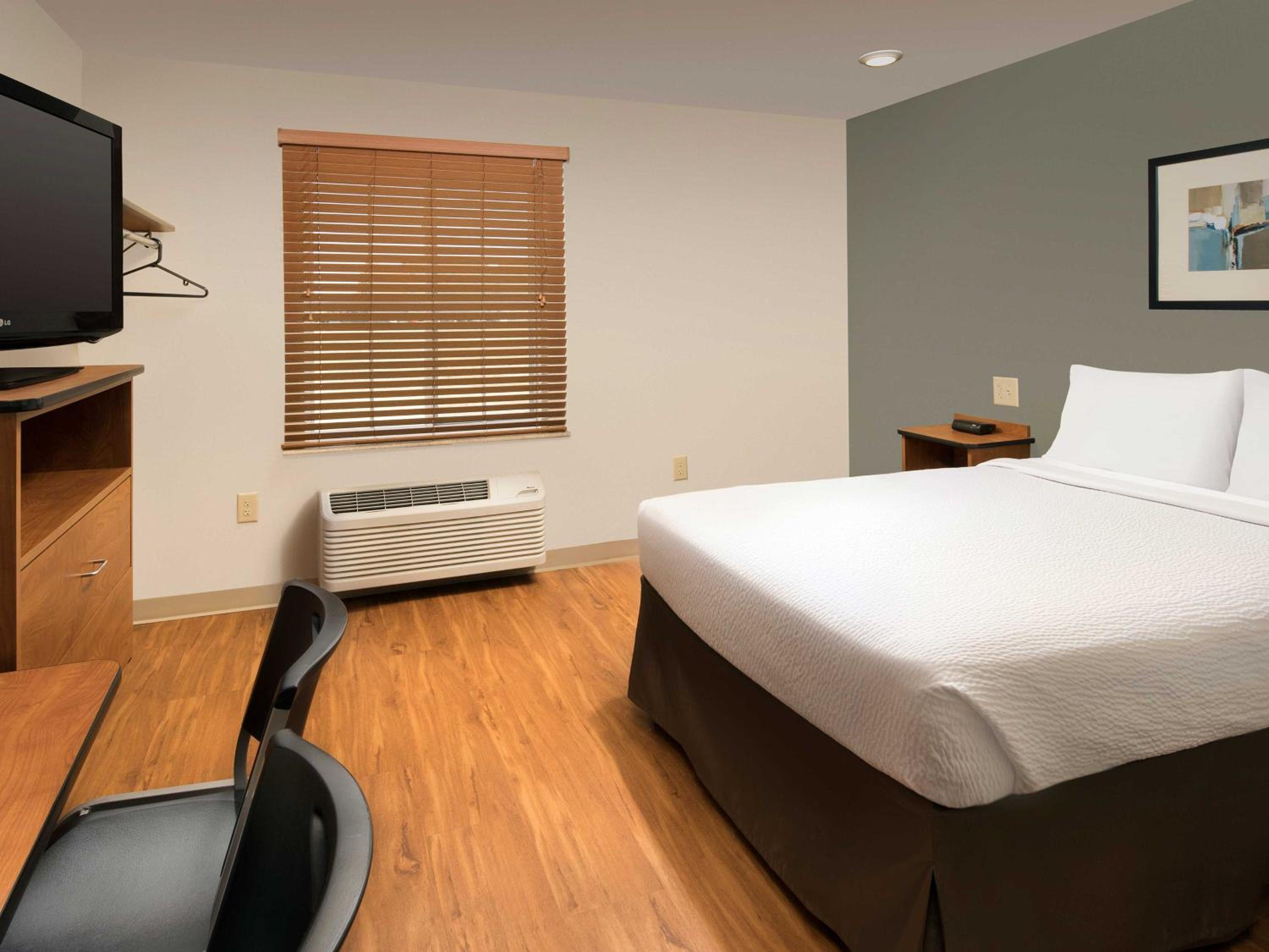 Queen Room  with Tub - Disability Access/Non-Smoking photo 1