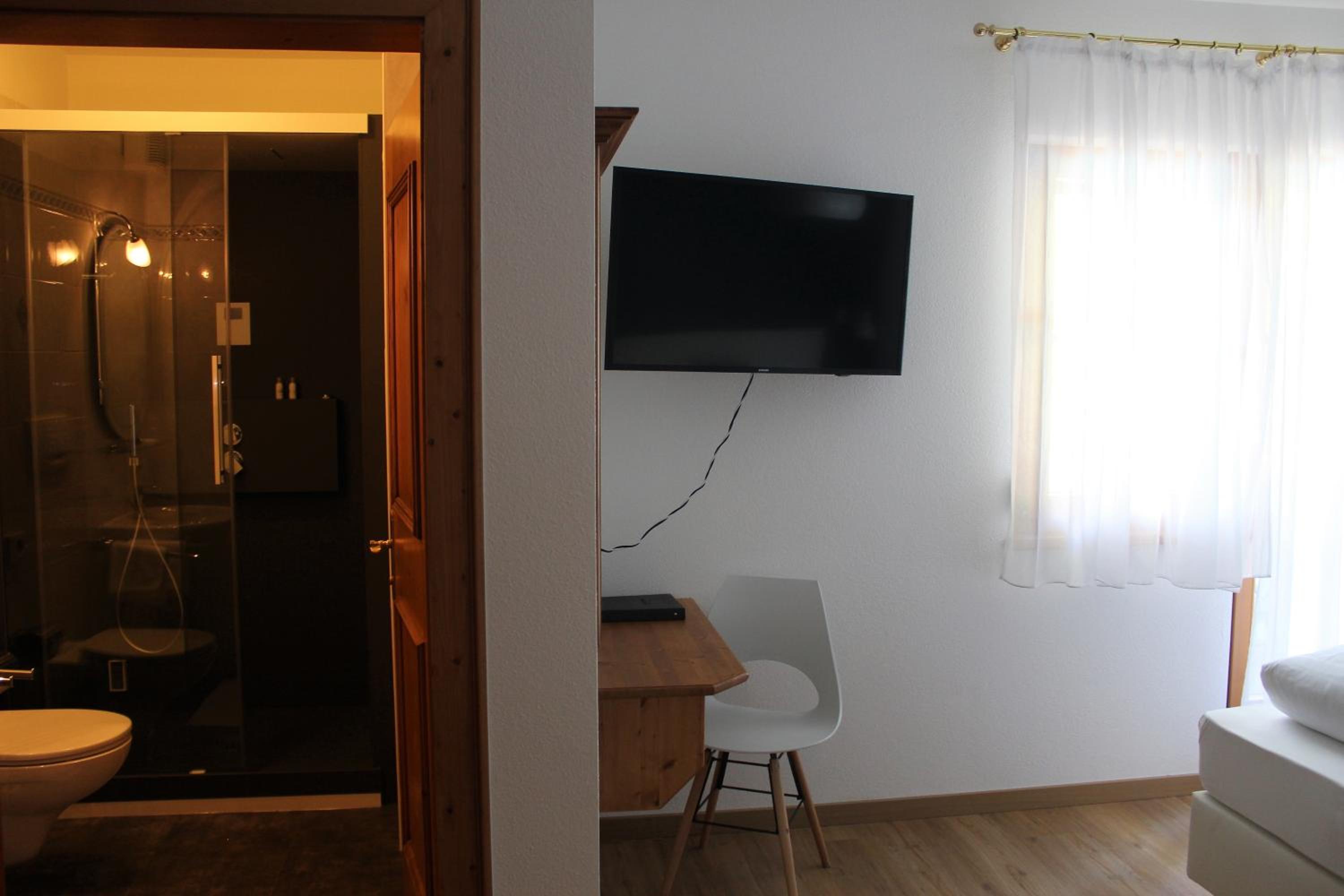 Double Room with Pool View - Photo 4