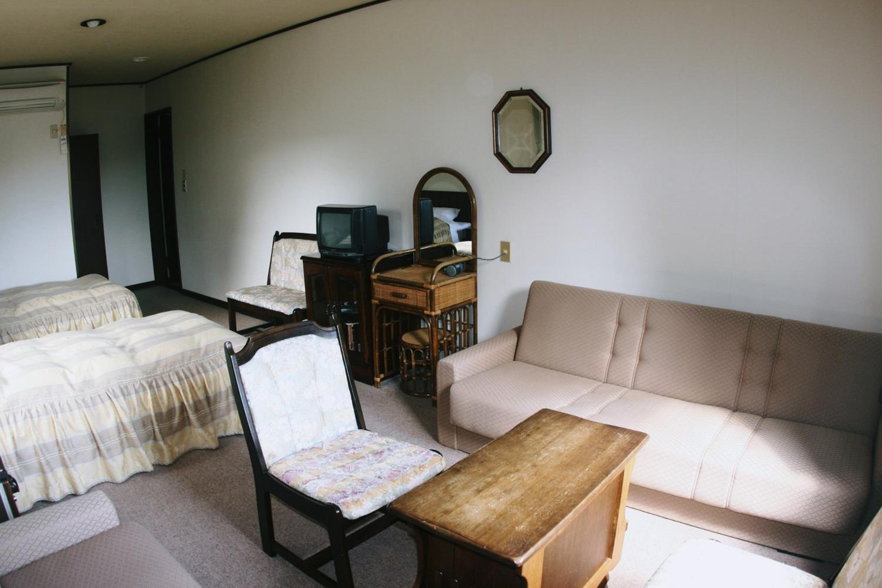 Twin Room - Photo 3