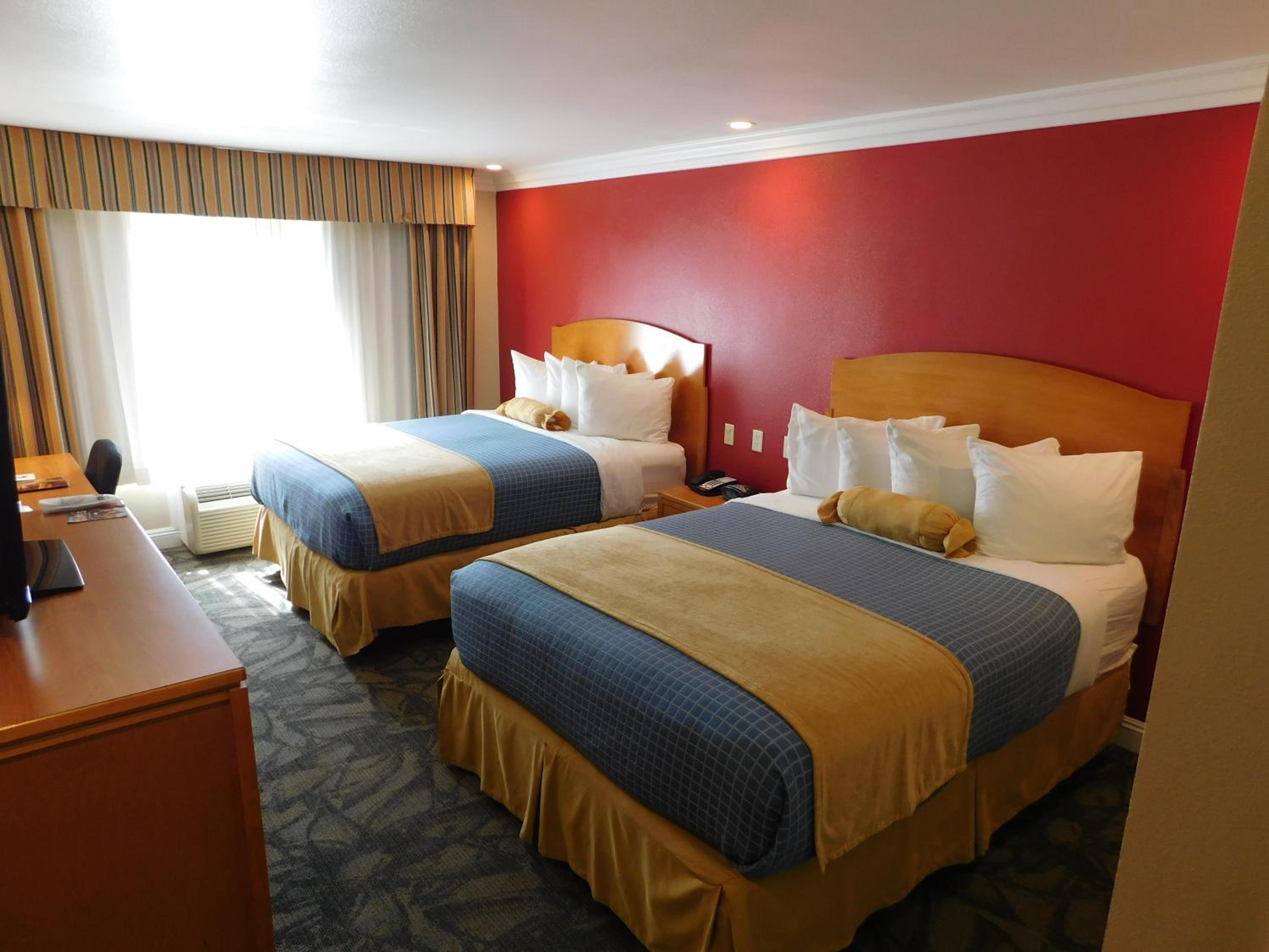 Queen Room with Two Queen Beds photo 3
