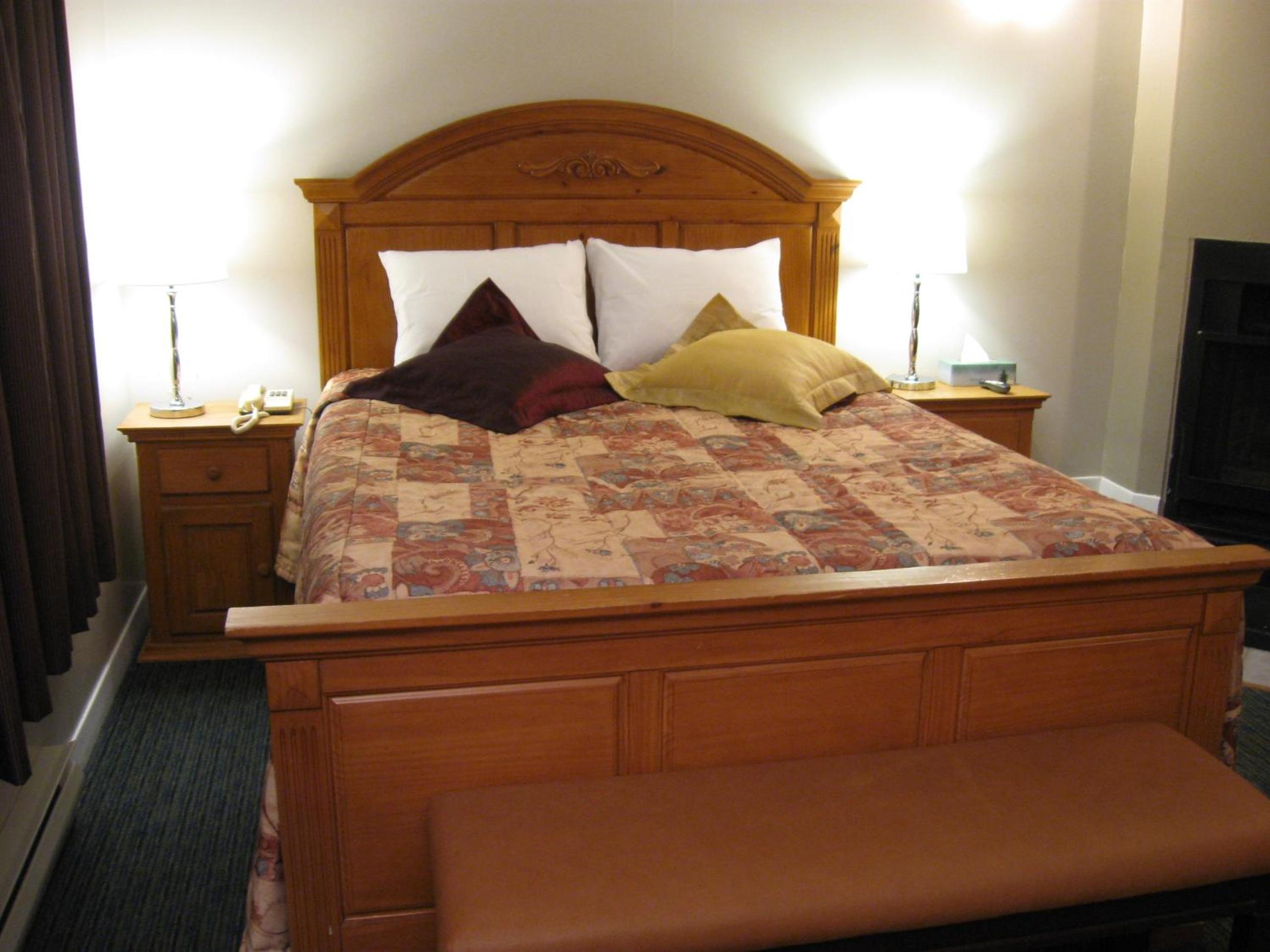 Queen Room with Fireplace